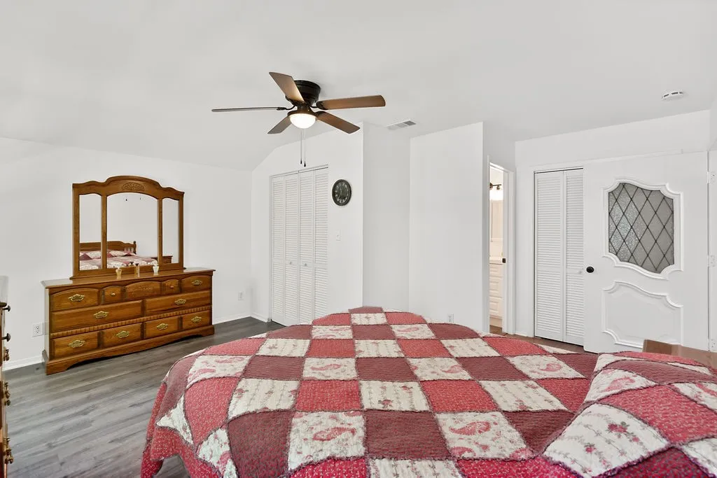 Single Family Residence For Sale in Morris County , 208 SOUTHSHORE Drive, Lone Star, Texas 75668, 3 Bedroom, 2 Bathroom, Garage spaces, 1,944 Sqft, built in 1950, mls#21341280, Real Estate Agent in Lone Star, Homes For Sale in Morris county, Homes For Sale in Lone Star, Realtor in Lone Star Texas, Real Estate Brokerage Independent Realty Texas, Luminita Cordes Realtor