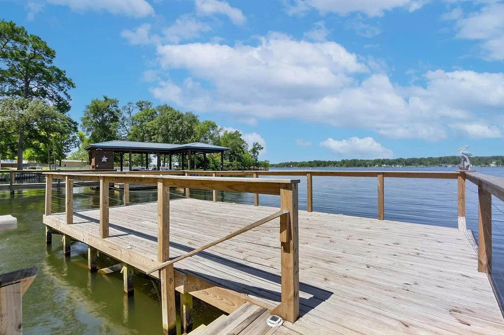Single Family Residence For Sale in Morris County , 208 SOUTHSHORE Drive, Lone Star, Texas 75668, 3 Bedroom, 2 Bathroom, Garage spaces, 1,944 Sqft, built in 1950, mls#21341280, Real Estate Agent in Lone Star, Homes For Sale in Morris county, Homes For Sale in Lone Star, Realtor in Lone Star Texas, Real Estate Brokerage Independent Realty Texas, Luminita Cordes Realtor