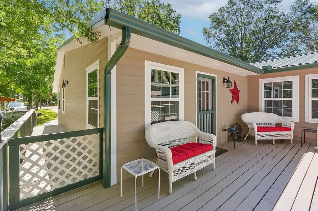 Single Family Residence For Sale in Morris County , 208 SOUTHSHORE Drive, Lone Star, Texas 75668, 3 Bedroom, 2 Bathroom, Garage spaces, 1,944 Sqft, built in 1950, mls#21341280, Real Estate Agent in Lone Star, Homes For Sale in Morris county, Homes For Sale in Lone Star, Realtor in Lone Star Texas, Real Estate Brokerage Independent Realty Texas, Luminita Cordes Realtor