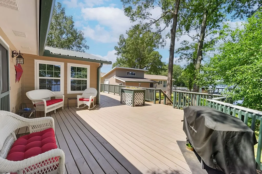 Single Family Residence For Sale in Morris County , 208 SOUTHSHORE Drive, Lone Star, Texas 75668, 3 Bedroom, 2 Bathroom, Garage spaces, 1,944 Sqft, built in 1950, mls#21341280, Real Estate Agent in Lone Star, Homes For Sale in Morris county, Homes For Sale in Lone Star, Realtor in Lone Star Texas, Real Estate Brokerage Independent Realty Texas, Luminita Cordes Realtor