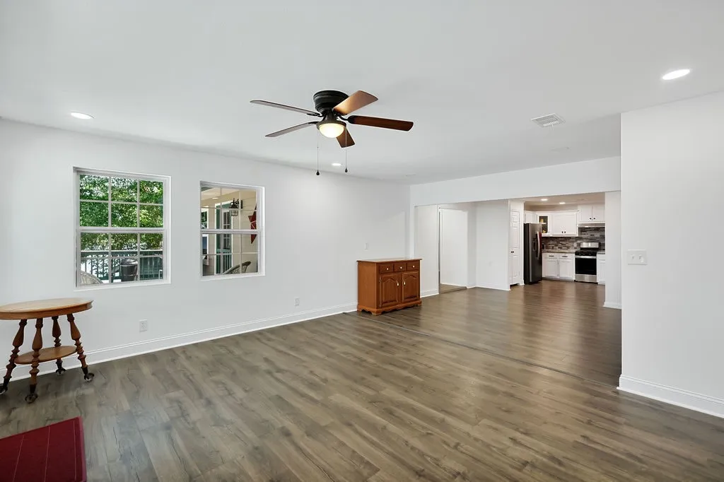 Single Family Residence For Sale in Morris County , 208 SOUTHSHORE Drive, Lone Star, Texas 75668, 3 Bedroom, 2 Bathroom, Garage spaces, 1,944 Sqft, built in 1950, mls#21341280, Real Estate Agent in Lone Star, Homes For Sale in Morris county, Homes For Sale in Lone Star, Realtor in Lone Star Texas, Real Estate Brokerage Independent Realty Texas, Luminita Cordes Realtor