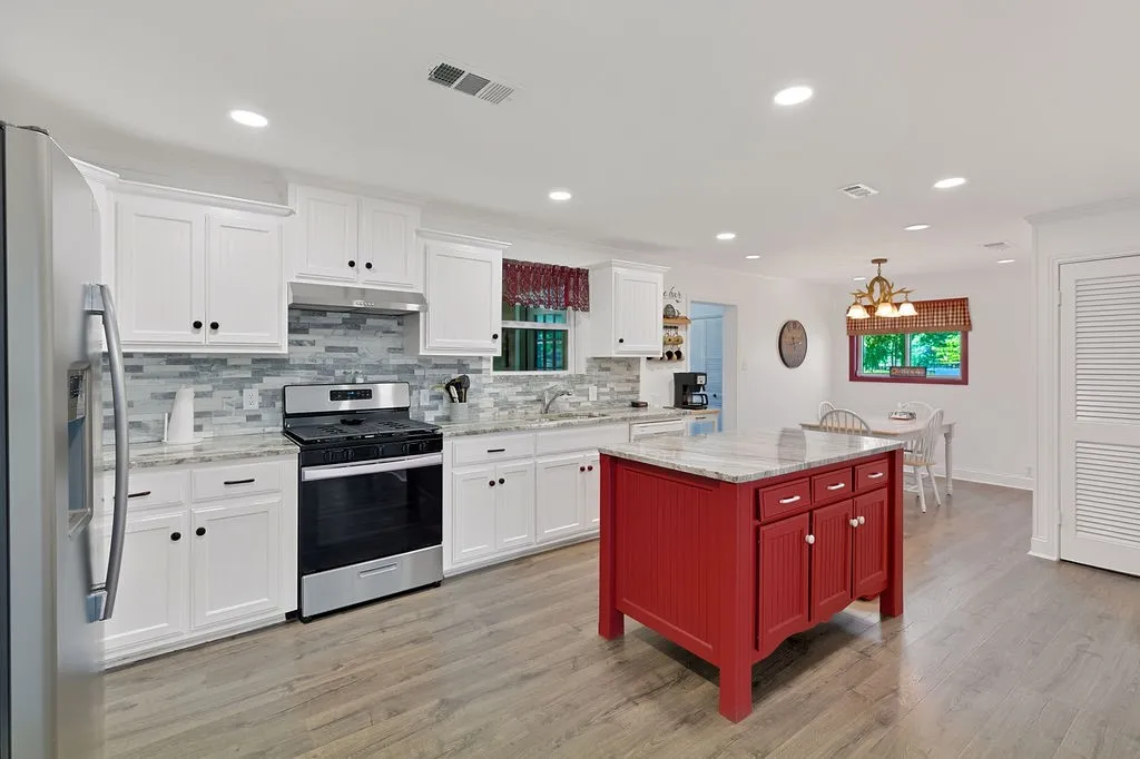 Single Family Residence For Sale in Morris County , 208 SOUTHSHORE Drive, Lone Star, Texas 75668, 3 Bedroom, 2 Bathroom, Garage spaces, 1,944 Sqft, built in 1950, mls#21341280, Real Estate Agent in Lone Star, Homes For Sale in Morris county, Homes For Sale in Lone Star, Realtor in Lone Star Texas, Real Estate Brokerage Independent Realty Texas, Luminita Cordes Realtor