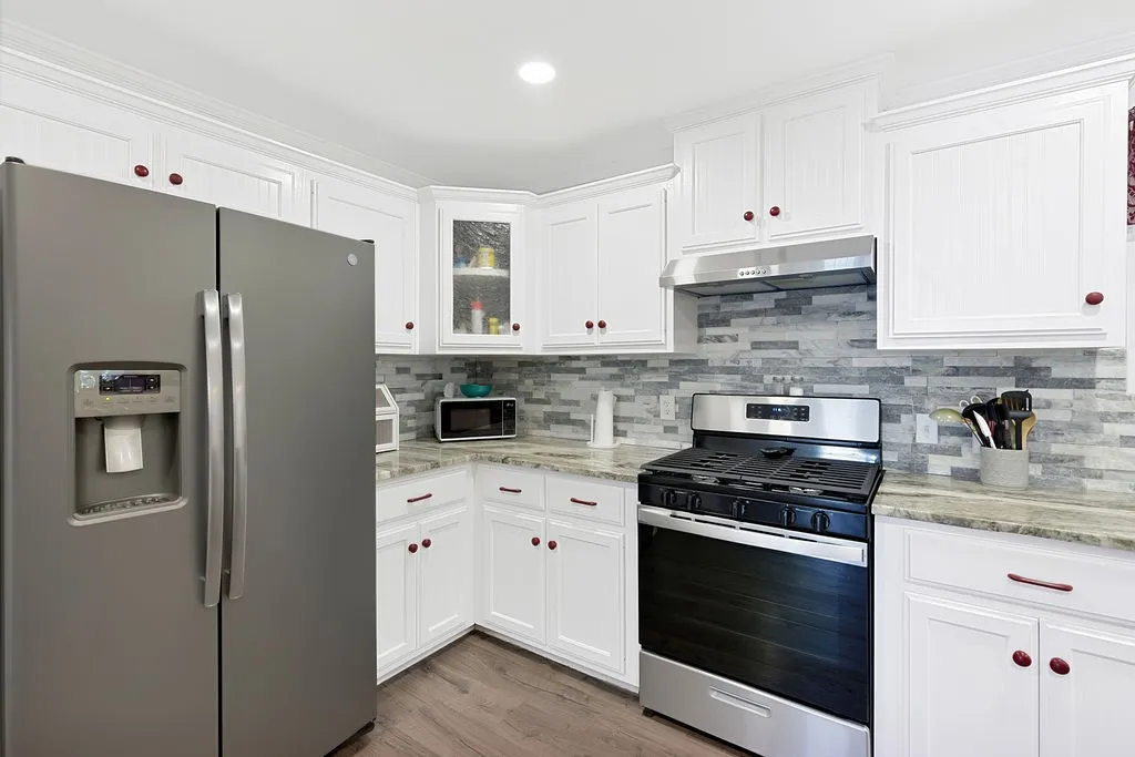 Single Family Residence For Sale in Morris County , 208 SOUTHSHORE Drive, Lone Star, Texas 75668, 3 Bedroom, 2 Bathroom, Garage spaces, 1,944 Sqft, built in 1950, mls#21341280, Real Estate Agent in Lone Star, Homes For Sale in Morris county, Homes For Sale in Lone Star, Realtor in Lone Star Texas, Real Estate Brokerage Independent Realty Texas, Luminita Cordes Realtor