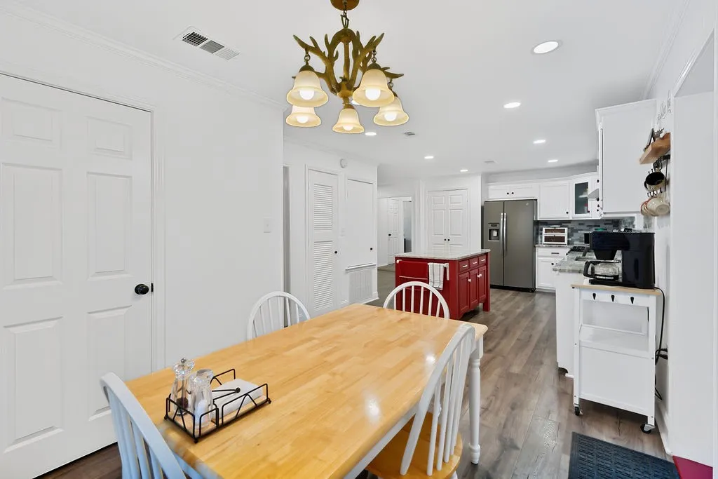 Single Family Residence For Sale in Morris County , 208 SOUTHSHORE Drive, Lone Star, Texas 75668, 3 Bedroom, 2 Bathroom, Garage spaces, 1,944 Sqft, built in 1950, mls#21341280, Real Estate Agent in Lone Star, Homes For Sale in Morris county, Homes For Sale in Lone Star, Realtor in Lone Star Texas, Real Estate Brokerage Independent Realty Texas, Luminita Cordes Realtor