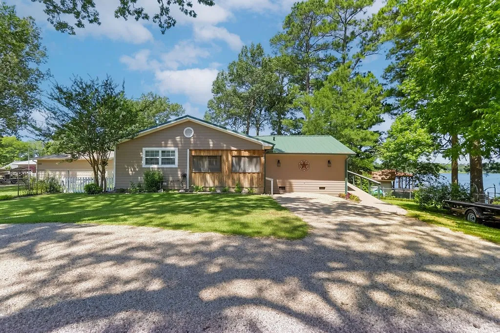 Single Family Residence For Sale in Morris County , 208 SOUTHSHORE Drive, Lone Star, Texas 75668, 3 Bedroom, 2 Bathroom, Garage spaces, 1,944 Sqft, built in 1950, mls#21341280, Real Estate Agent in Lone Star, Homes For Sale in Morris county, Homes For Sale in Lone Star, Realtor in Lone Star Texas, Real Estate Brokerage Independent Realty Texas, Luminita Cordes Realtor