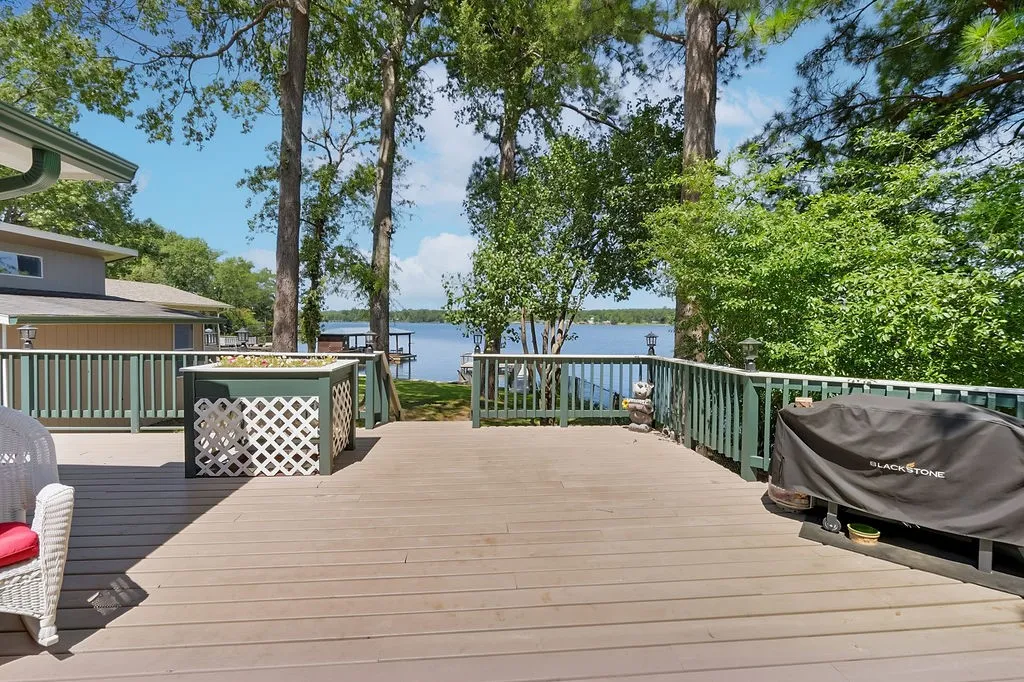 Single Family Residence For Sale in Morris County , 208 SOUTHSHORE Drive, Lone Star, Texas 75668, 3 Bedroom, 2 Bathroom, Garage spaces, 1,944 Sqft, built in 1950, mls#21341280, Real Estate Agent in Lone Star, Homes For Sale in Morris county, Homes For Sale in Lone Star, Realtor in Lone Star Texas, Real Estate Brokerage Independent Realty Texas, Luminita Cordes Realtor