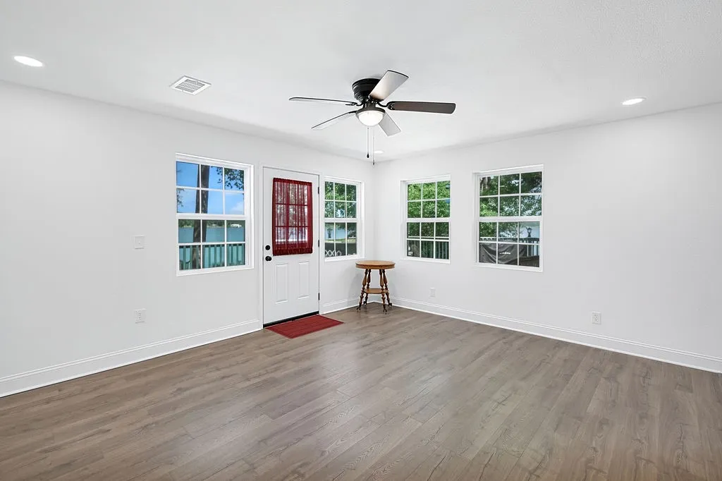 Single Family Residence For Sale in Morris County , 208 SOUTHSHORE Drive, Lone Star, Texas 75668, 3 Bedroom, 2 Bathroom, Garage spaces, 1,944 Sqft, built in 1950, mls#21341280, Real Estate Agent in Lone Star, Homes For Sale in Morris county, Homes For Sale in Lone Star, Realtor in Lone Star Texas, Real Estate Brokerage Independent Realty Texas, Luminita Cordes Realtor