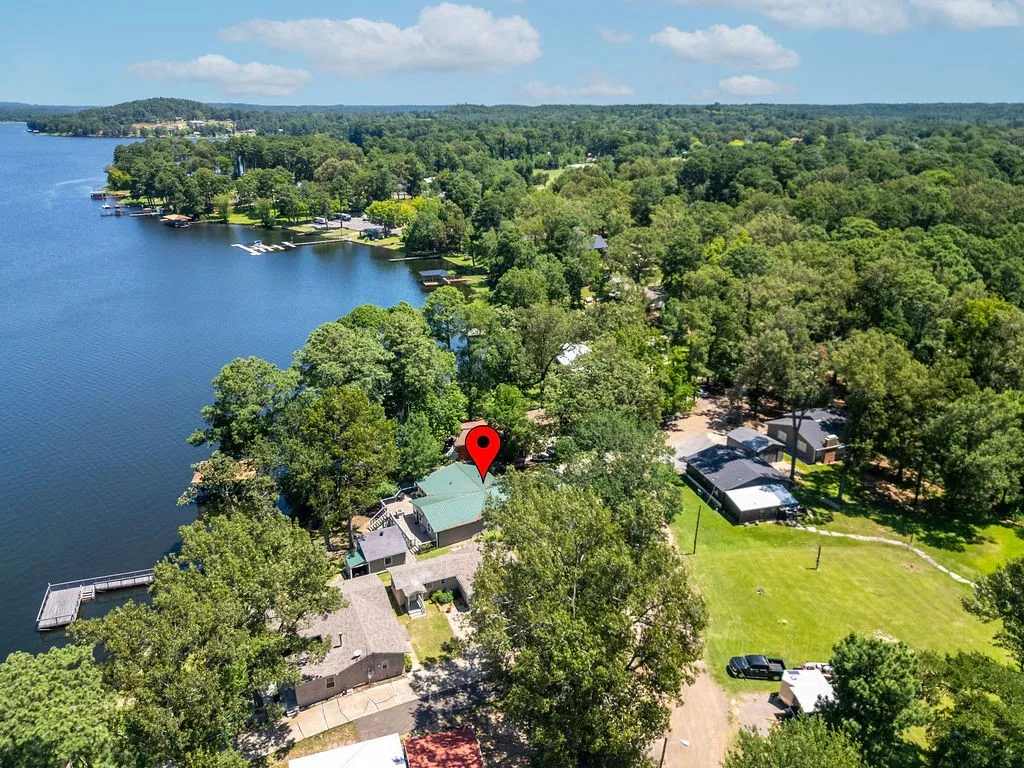 Single Family Residence For Sale in Morris County , 208 SOUTHSHORE Drive, Lone Star, Texas 75668, 3 Bedroom, 2 Bathroom, Garage spaces, 1,944 Sqft, built in 1950, mls#21341280, Real Estate Agent in Lone Star, Homes For Sale in Morris county, Homes For Sale in Lone Star, Realtor in Lone Star Texas, Real Estate Brokerage Independent Realty Texas, Luminita Cordes Realtor