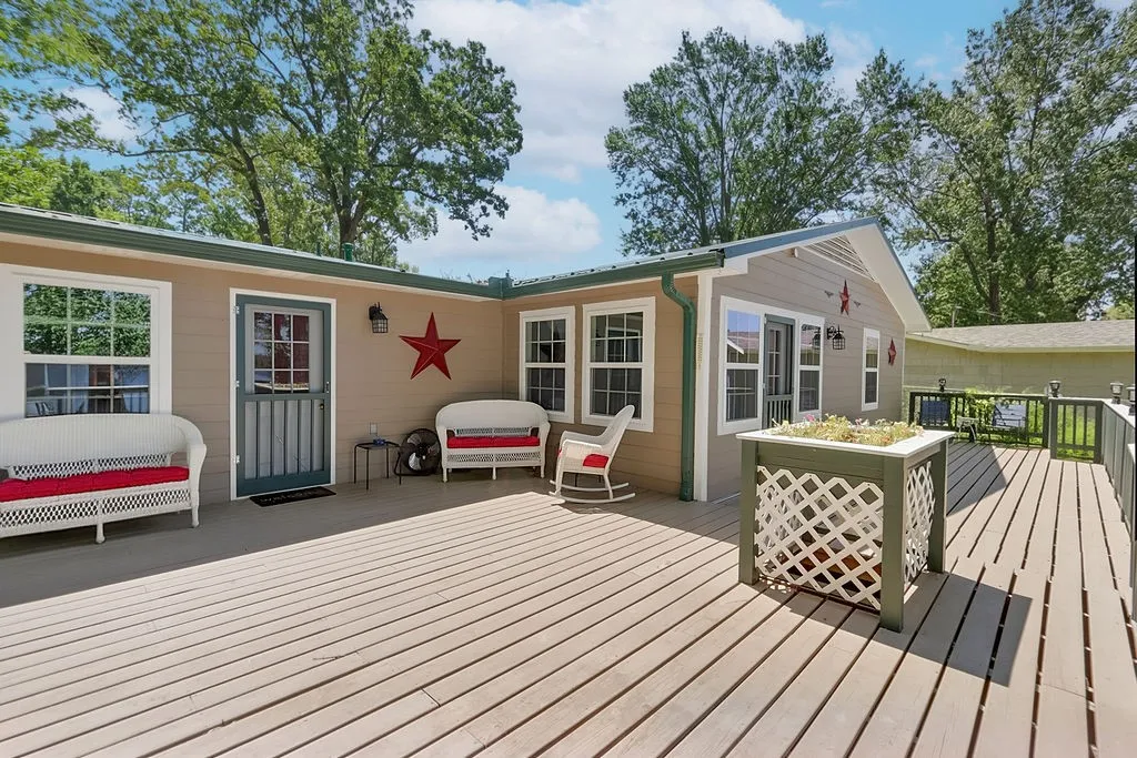 Single Family Residence For Sale in Morris County , 208 SOUTHSHORE Drive, Lone Star, Texas 75668, 3 Bedroom, 2 Bathroom, Garage spaces, 1,944 Sqft, built in 1950, mls#21341280, Real Estate Agent in Lone Star, Homes For Sale in Morris county, Homes For Sale in Lone Star, Realtor in Lone Star Texas, Real Estate Brokerage Independent Realty Texas, Luminita Cordes Realtor
