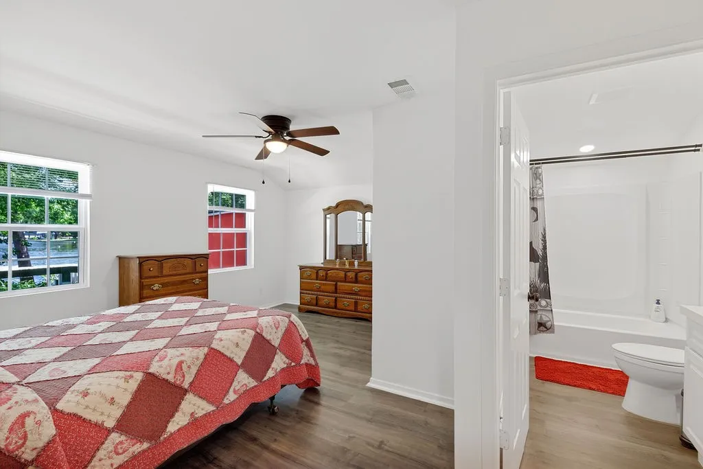 Single Family Residence For Sale in Morris County , 208 SOUTHSHORE Drive, Lone Star, Texas 75668, 3 Bedroom, 2 Bathroom, Garage spaces, 1,944 Sqft, built in 1950, mls#21341280, Real Estate Agent in Lone Star, Homes For Sale in Morris county, Homes For Sale in Lone Star, Realtor in Lone Star Texas, Real Estate Brokerage Independent Realty Texas, Luminita Cordes Realtor