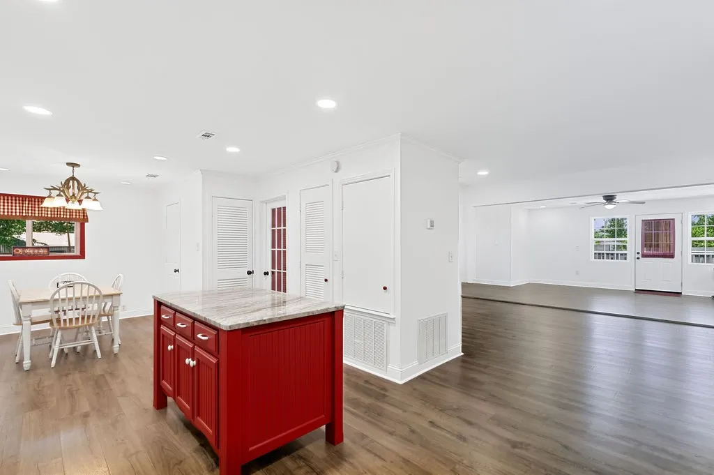 Single Family Residence For Sale in Morris County , 208 SOUTHSHORE Drive, Lone Star, Texas 75668, 3 Bedroom, 2 Bathroom, Garage spaces, 1,944 Sqft, built in 1950, mls#21341280, Real Estate Agent in Lone Star, Homes For Sale in Morris county, Homes For Sale in Lone Star, Realtor in Lone Star Texas, Real Estate Brokerage Independent Realty Texas, Luminita Cordes Realtor