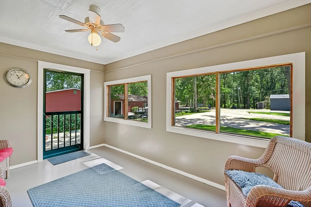 Single Family Residence For Sale in Morris County , 208 SOUTHSHORE Drive, Lone Star, Texas 75668, 3 Bedroom, 2 Bathroom, Garage spaces, 1,944 Sqft, built in 1950, mls#21341280, Real Estate Agent in Lone Star, Homes For Sale in Morris county, Homes For Sale in Lone Star, Realtor in Lone Star Texas, Real Estate Brokerage Independent Realty Texas, Luminita Cordes Realtor