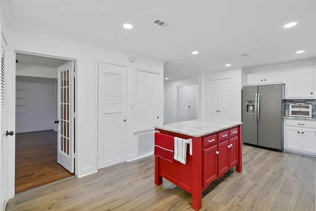 Single Family Residence For Sale in Morris County , 208 SOUTHSHORE Drive, Lone Star, Texas 75668, 3 Bedroom, 2 Bathroom, Garage spaces, 1,944 Sqft, built in 1950, mls#21341280, Real Estate Agent in Lone Star, Homes For Sale in Morris county, Homes For Sale in Lone Star, Realtor in Lone Star Texas, Real Estate Brokerage Independent Realty Texas, Luminita Cordes Realtor
