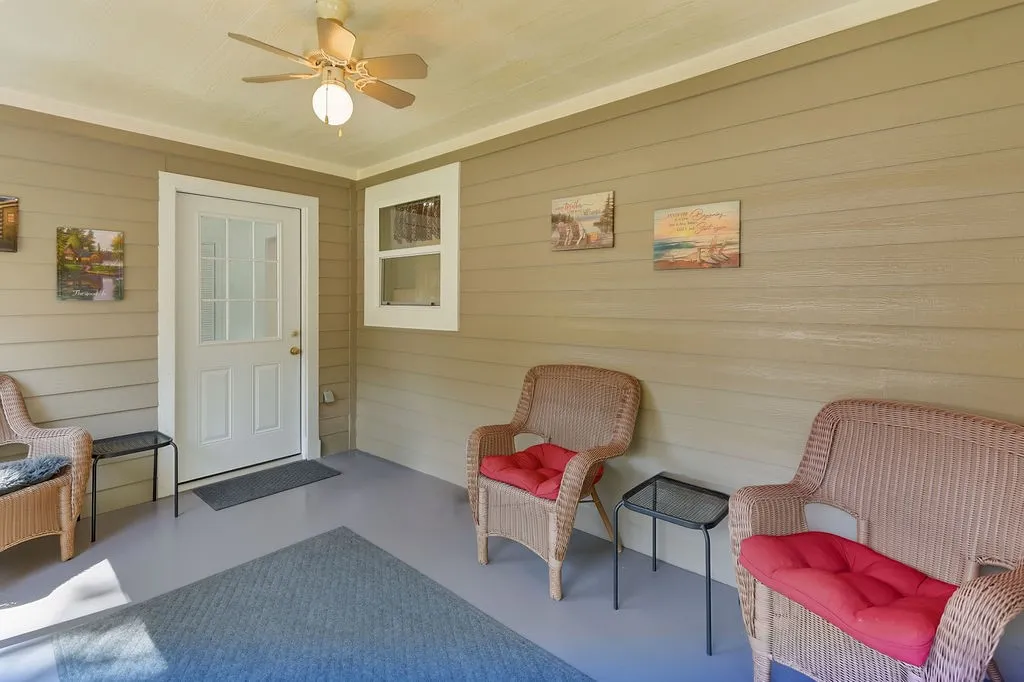 Single Family Residence For Sale in Morris County , 208 SOUTHSHORE Drive, Lone Star, Texas 75668, 3 Bedroom, 2 Bathroom, Garage spaces, 1,944 Sqft, built in 1950, mls#21341280, Real Estate Agent in Lone Star, Homes For Sale in Morris county, Homes For Sale in Lone Star, Realtor in Lone Star Texas, Real Estate Brokerage Independent Realty Texas, Luminita Cordes Realtor