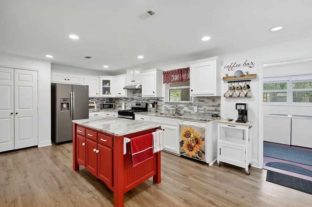 Single Family Residence For Sale in Morris County , 208 SOUTHSHORE Drive, Lone Star, Texas 75668, 3 Bedroom, 2 Bathroom, Garage spaces, 1,944 Sqft, built in 1950, mls#21341280, Real Estate Agent in Lone Star, Homes For Sale in Morris county, Homes For Sale in Lone Star, Realtor in Lone Star Texas, Real Estate Brokerage Independent Realty Texas, Luminita Cordes Realtor