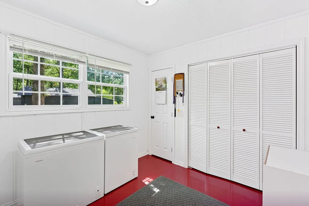 Single Family Residence For Sale in Morris County , 208 SOUTHSHORE Drive, Lone Star, Texas 75668, 3 Bedroom, 2 Bathroom, Garage spaces, 1,944 Sqft, built in 1950, mls#21341280, Real Estate Agent in Lone Star, Homes For Sale in Morris county, Homes For Sale in Lone Star, Realtor in Lone Star Texas, Real Estate Brokerage Independent Realty Texas, Luminita Cordes Realtor