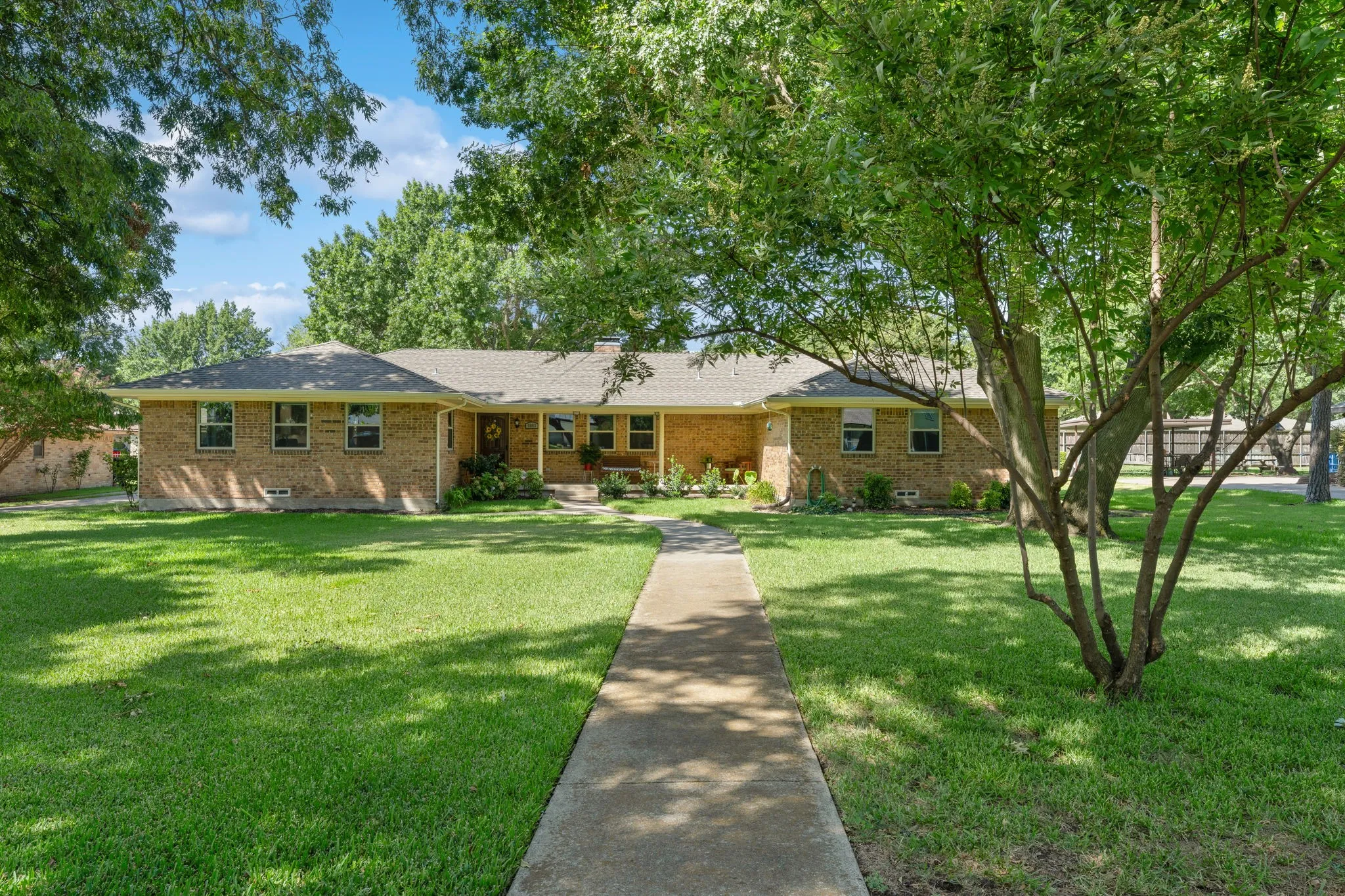 Single Family Residence For Sale in Dallas County , 5003 Natchez Drive, Sachse, Texas 75048, 3 Bedroom, 3 Bathroom, 2 Garage spaces, 2,518 Sqft, built in 1976, mls#21339362, Real Estate Agent in Sachse, Homes For Sale in Dallas county, Homes For Sale in Sachse, Realtor in Sachse Texas, Real Estate Brokerage Independent Realty Texas, Luminita Cordes Realtor