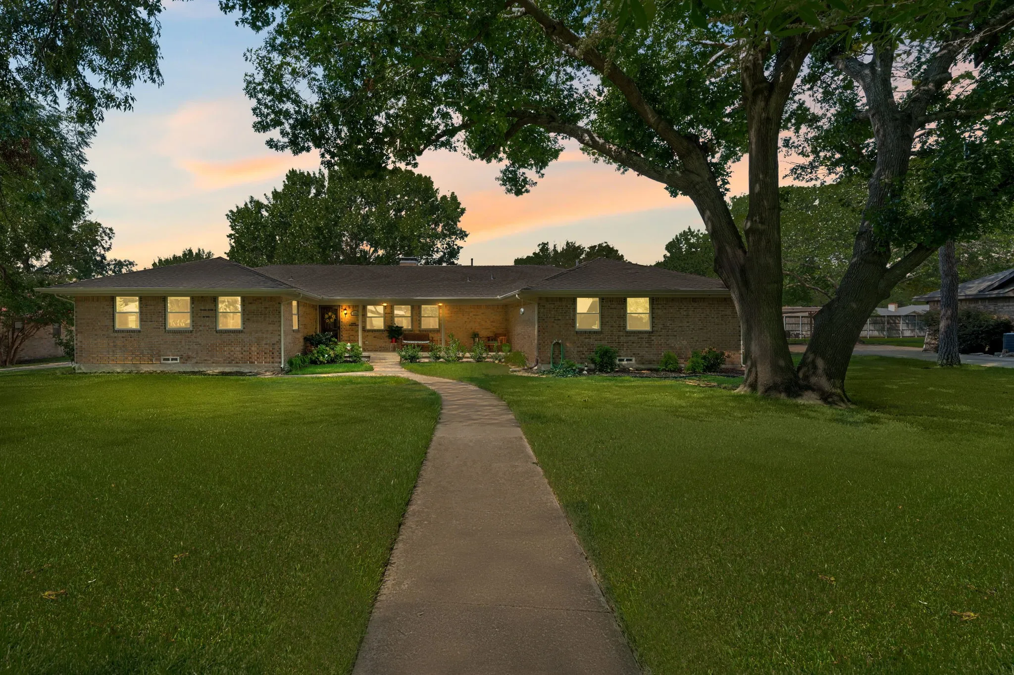 Single Family Residence For Sale in Dallas County , 5003 Natchez Drive, Sachse, Texas 75048, 3 Bedroom, 3 Bathroom, 2 Garage spaces, 2,518 Sqft, built in 1976, mls#21339362, Real Estate Agent in Sachse, Homes For Sale in Dallas county, Homes For Sale in Sachse, Realtor in Sachse Texas, Real Estate Brokerage Independent Realty Texas, Luminita Cordes Realtor