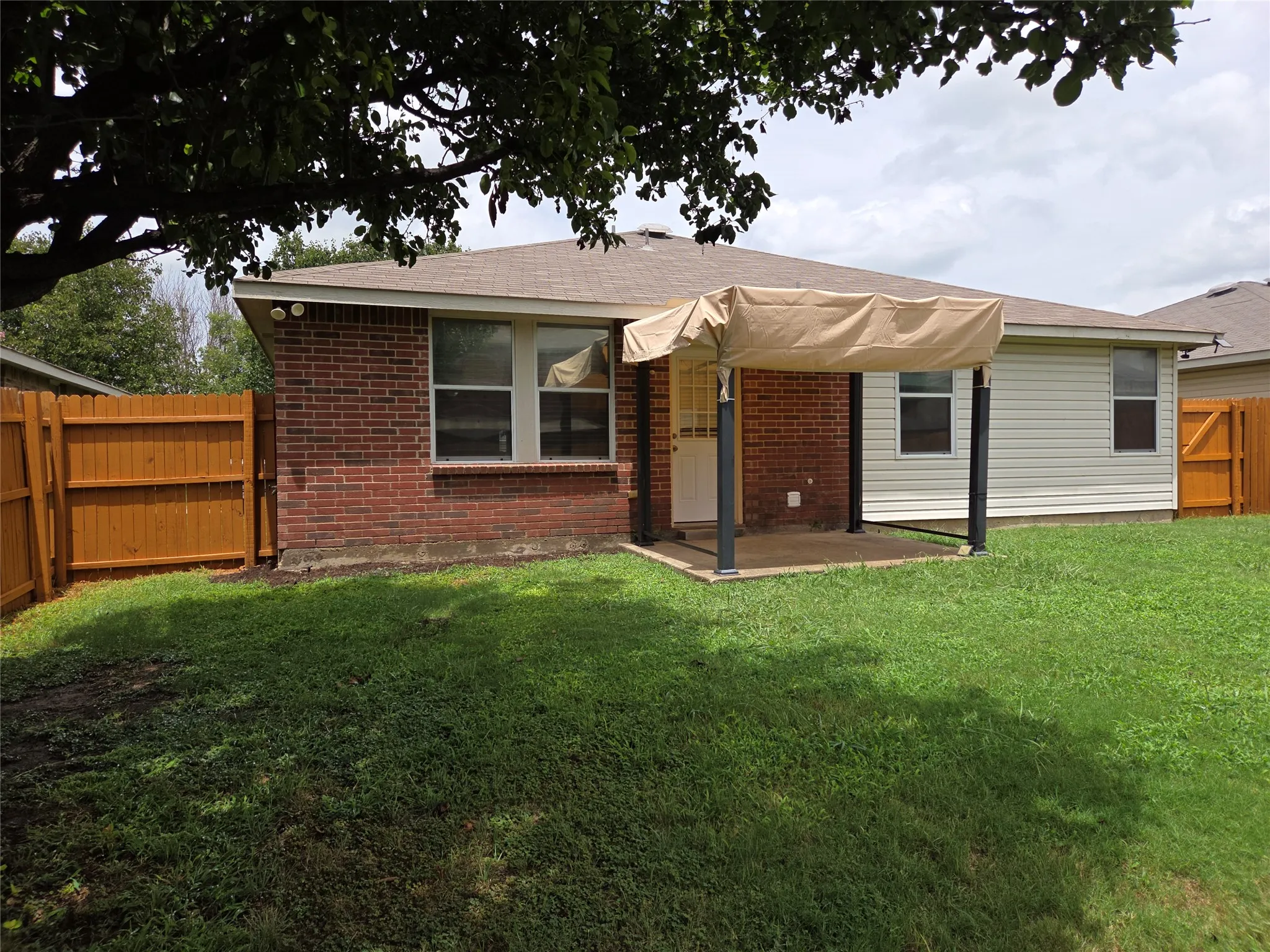 Single Family Residence For Sale in Denton County , 1608 Rialto Way, Fort Worth, Texas 76247, 3 Bedroom, 2 Bathroom, 2 Garage spaces, 1,647 Sqft, built in 2005, mls#21335444, Real Estate Agent in Fort Worth, Homes For Sale in Denton county, Homes For Sale in Fort Worth, Realtor in Fort Worth Texas, Real Estate Brokerage Independent Realty Texas, Luminita Cordes Realtor
