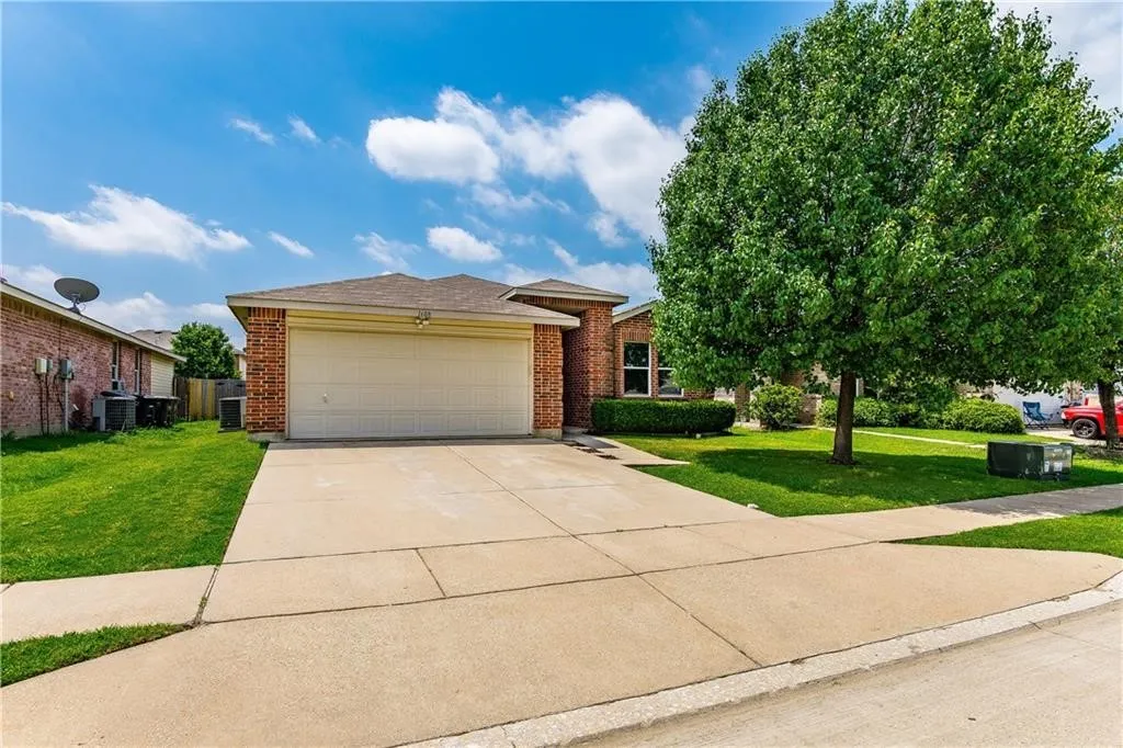 Single Family Residence For Sale in Denton County , 1608 Rialto Way, Fort Worth, Texas 76247, 3 Bedroom, 2 Bathroom, 2 Garage spaces, 1,647 Sqft, built in 2005, mls#21335444, Real Estate Agent in Fort Worth, Homes For Sale in Denton county, Homes For Sale in Fort Worth, Realtor in Fort Worth Texas, Real Estate Brokerage Independent Realty Texas, Luminita Cordes Realtor