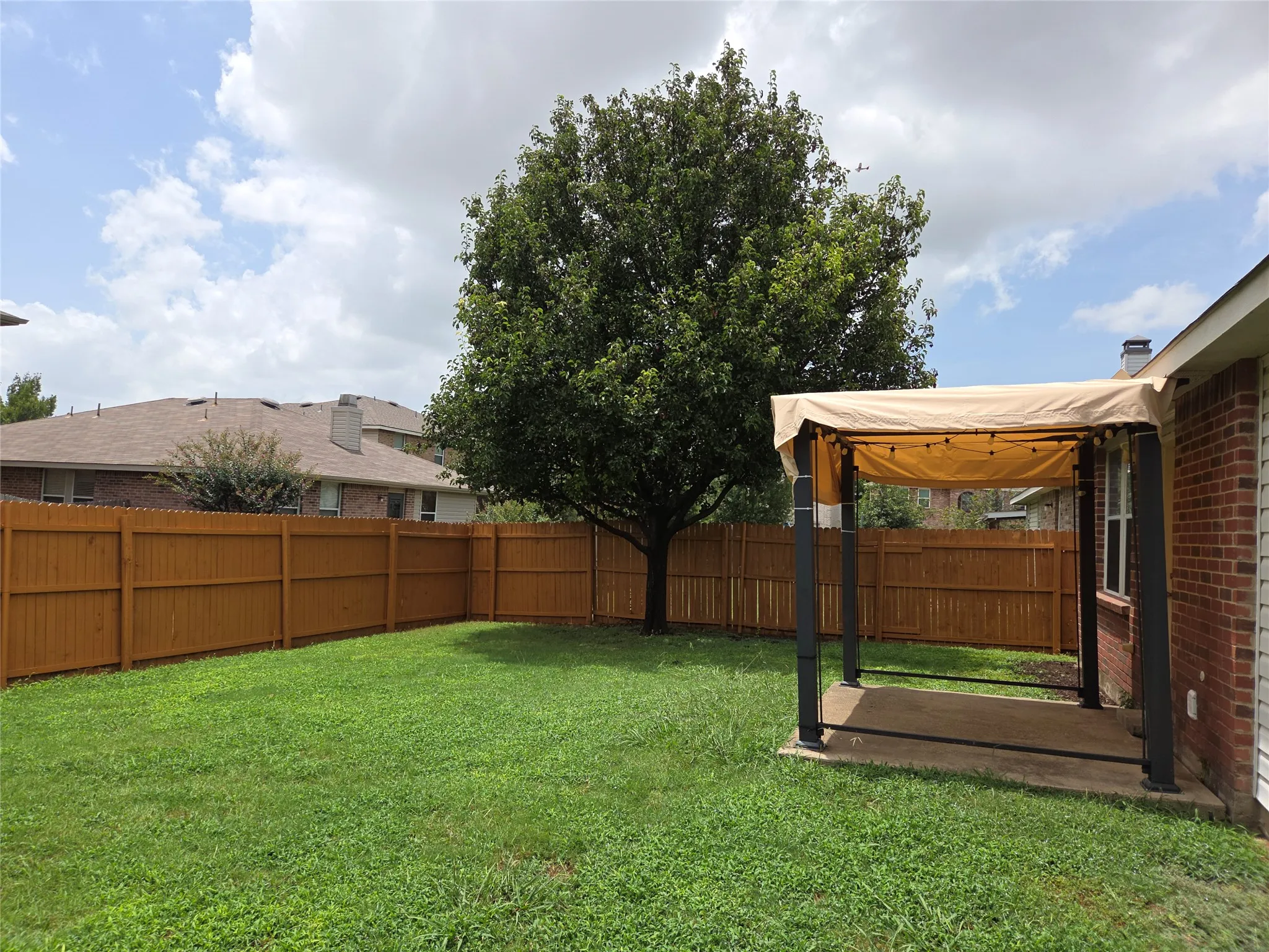 Single Family Residence For Sale in Denton County , 1608 Rialto Way, Fort Worth, Texas 76247, 3 Bedroom, 2 Bathroom, 2 Garage spaces, 1,647 Sqft, built in 2005, mls#21335444, Real Estate Agent in Fort Worth, Homes For Sale in Denton county, Homes For Sale in Fort Worth, Realtor in Fort Worth Texas, Real Estate Brokerage Independent Realty Texas, Luminita Cordes Realtor