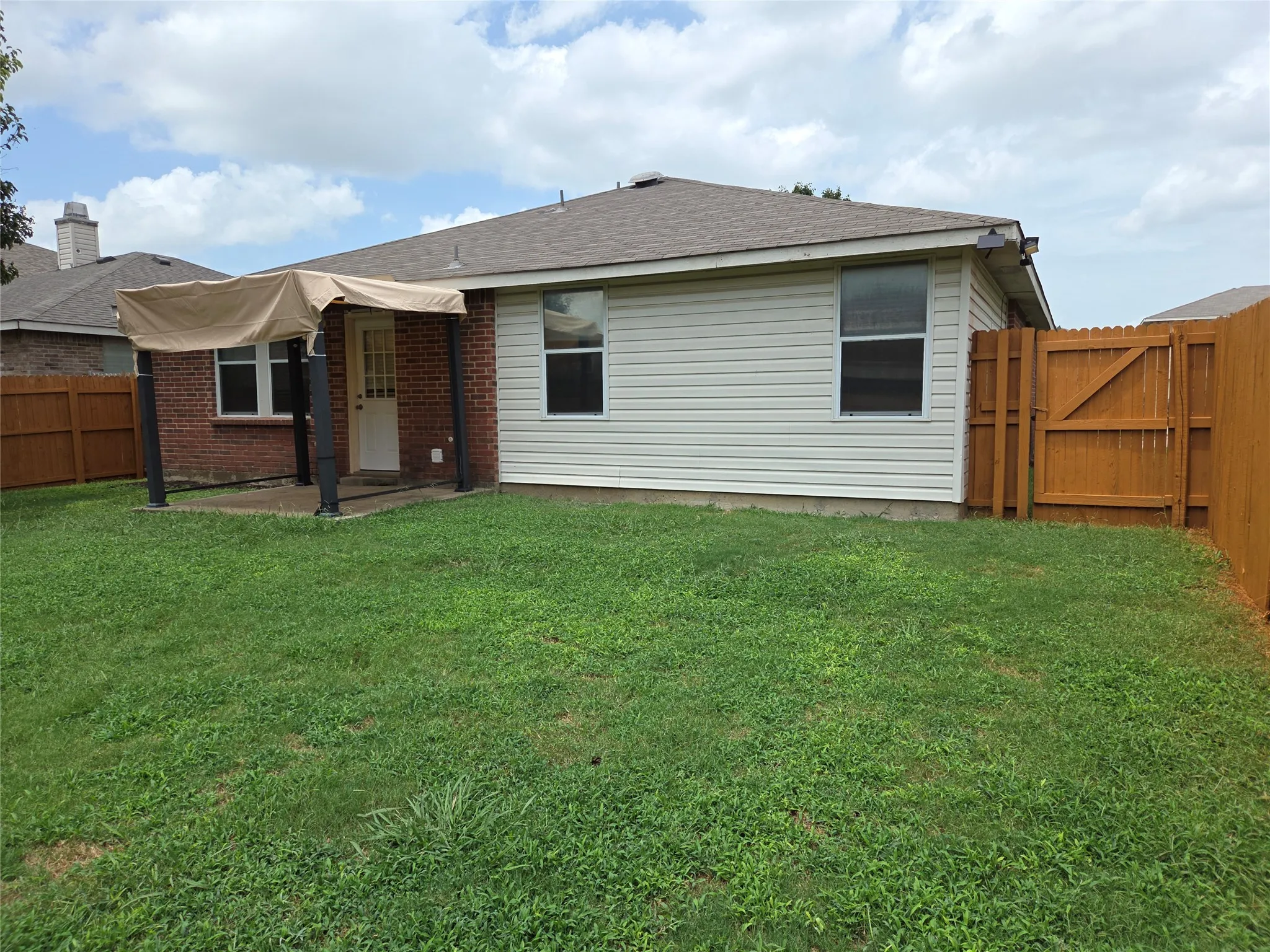 Single Family Residence For Sale in Denton County , 1608 Rialto Way, Fort Worth, Texas 76247, 3 Bedroom, 2 Bathroom, 2 Garage spaces, 1,647 Sqft, built in 2005, mls#21335444, Real Estate Agent in Fort Worth, Homes For Sale in Denton county, Homes For Sale in Fort Worth, Realtor in Fort Worth Texas, Real Estate Brokerage Independent Realty Texas, Luminita Cordes Realtor