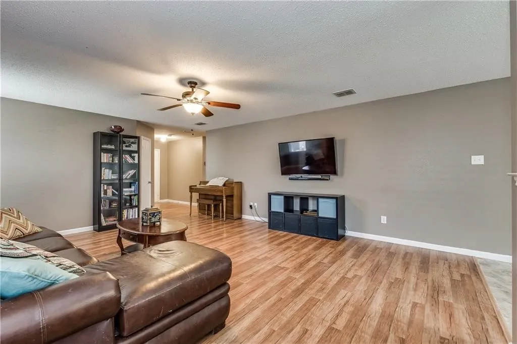 Single Family Residence For Sale in Denton County , 1608 Rialto Way, Fort Worth, Texas 76247, 3 Bedroom, 2 Bathroom, 2 Garage spaces, 1,647 Sqft, built in 2005, mls#21335444, Real Estate Agent in Fort Worth, Homes For Sale in Denton county, Homes For Sale in Fort Worth, Realtor in Fort Worth Texas, Real Estate Brokerage Independent Realty Texas, Luminita Cordes Realtor