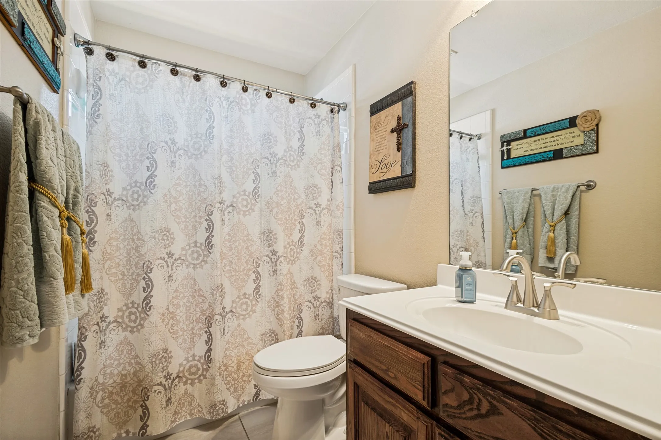 Secondary bathroom - Upstairs