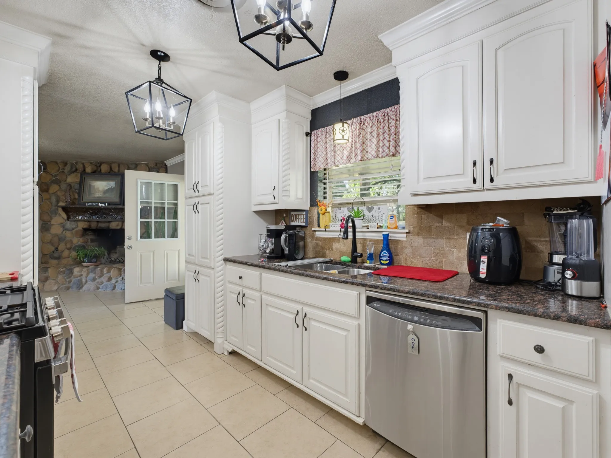 Single Family Residence For Sale in Montague County , 702 Preston Street, Bowie, Texas 76230, 3 Bedroom, 2 Bathroom, 2 Garage spaces, 1,676 Sqft, built in 1975, mls#21340412, Real Estate Agent in Bowie, Homes For Sale in Montague county, Homes For Sale in Bowie, Realtor in Bowie Texas, Real Estate Brokerage Independent Realty Texas, Luminita Cordes Realtor