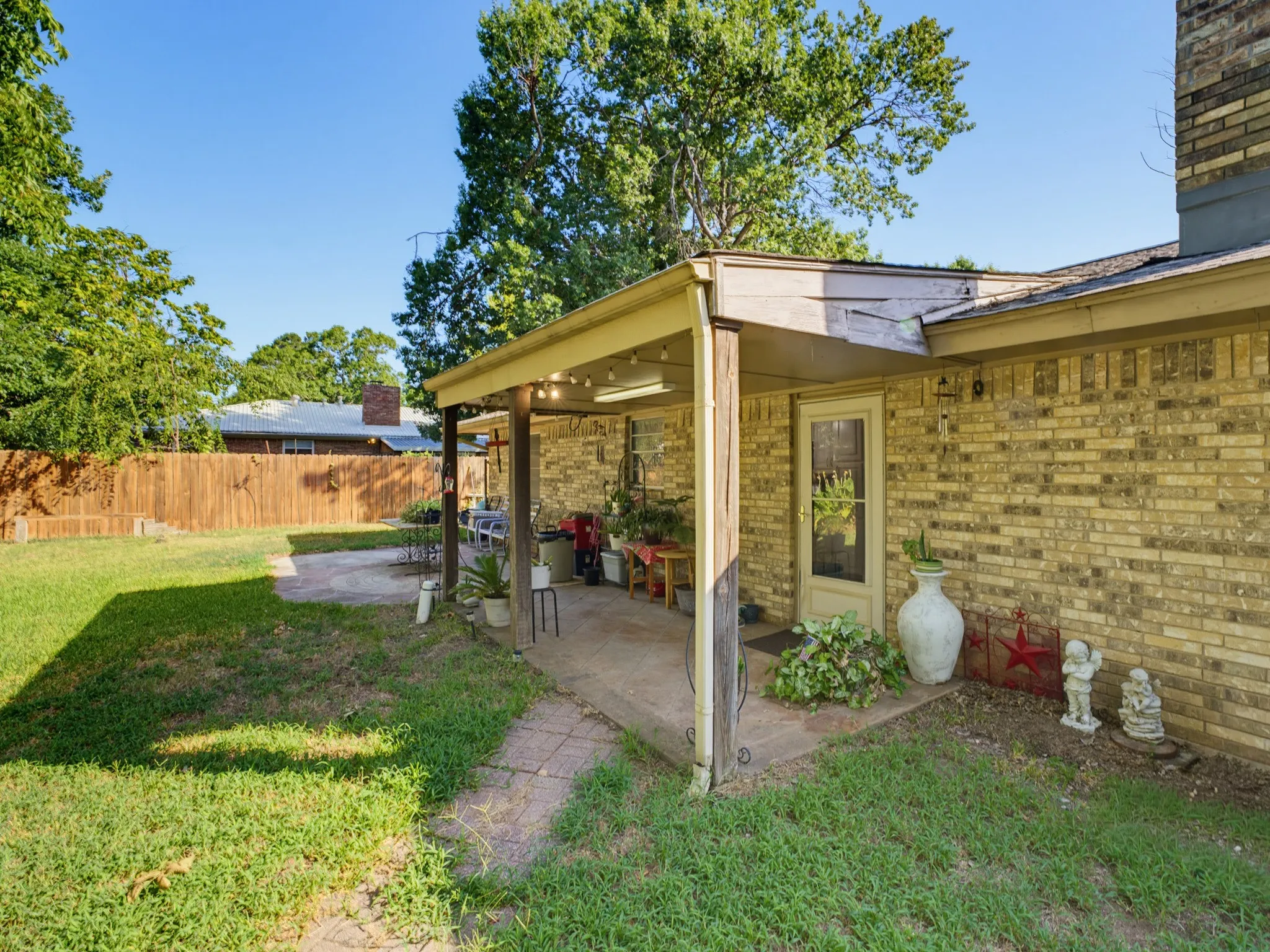 Single Family Residence For Sale in Montague County , 702 Preston Street, Bowie, Texas 76230, 3 Bedroom, 2 Bathroom, 2 Garage spaces, 1,676 Sqft, built in 1975, mls#21340412, Real Estate Agent in Bowie, Homes For Sale in Montague county, Homes For Sale in Bowie, Realtor in Bowie Texas, Real Estate Brokerage Independent Realty Texas, Luminita Cordes Realtor