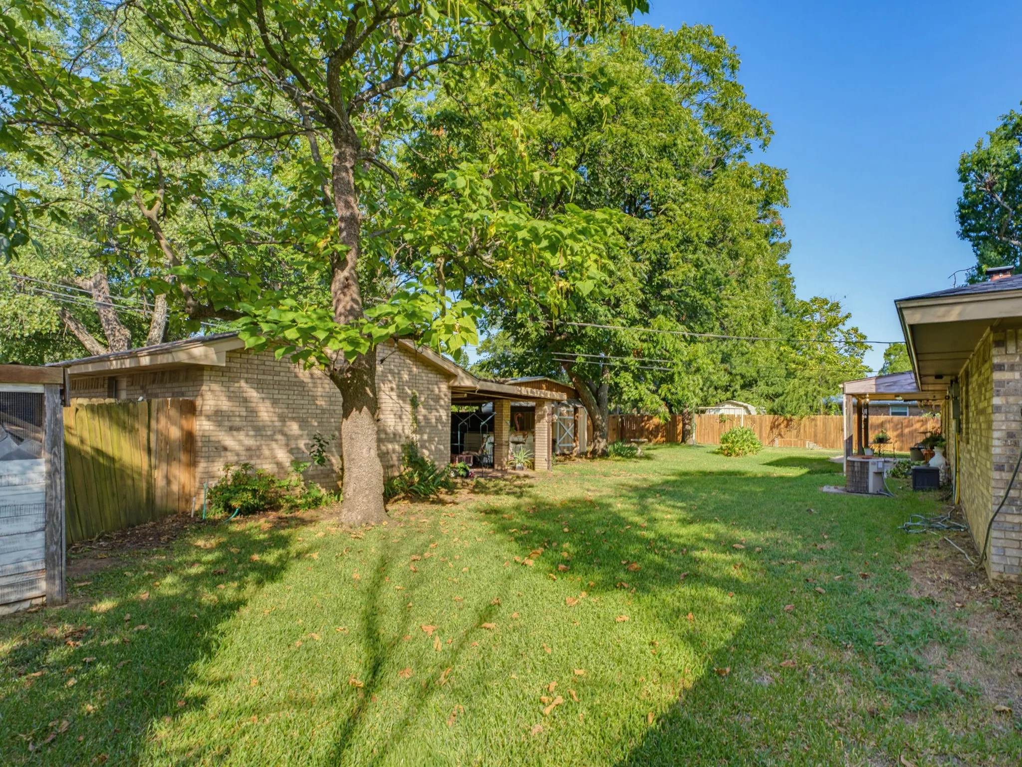 Single Family Residence For Sale in Montague County , 702 Preston Street, Bowie, Texas 76230, 3 Bedroom, 2 Bathroom, 2 Garage spaces, 1,676 Sqft, built in 1975, mls#21340412, Real Estate Agent in Bowie, Homes For Sale in Montague county, Homes For Sale in Bowie, Realtor in Bowie Texas, Real Estate Brokerage Independent Realty Texas, Luminita Cordes Realtor