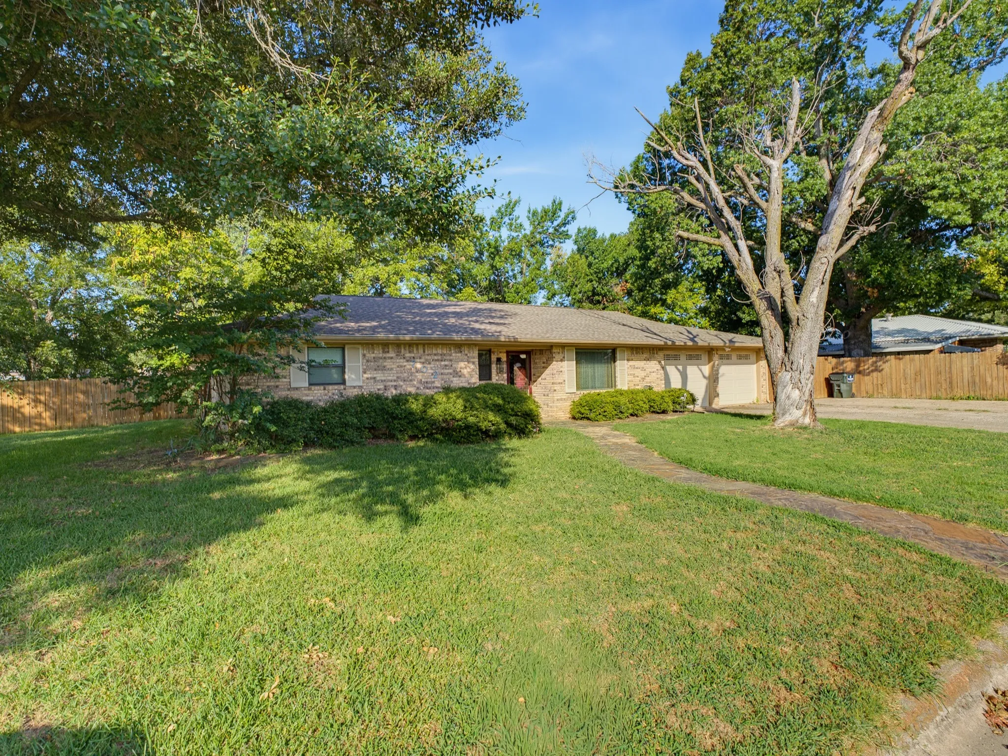 Single Family Residence For Sale in Montague County , 702 Preston Street, Bowie, Texas 76230, 3 Bedroom, 2 Bathroom, 2 Garage spaces, 1,676 Sqft, built in 1975, mls#21340412, Real Estate Agent in Bowie, Homes For Sale in Montague county, Homes For Sale in Bowie, Realtor in Bowie Texas, Real Estate Brokerage Independent Realty Texas, Luminita Cordes Realtor
