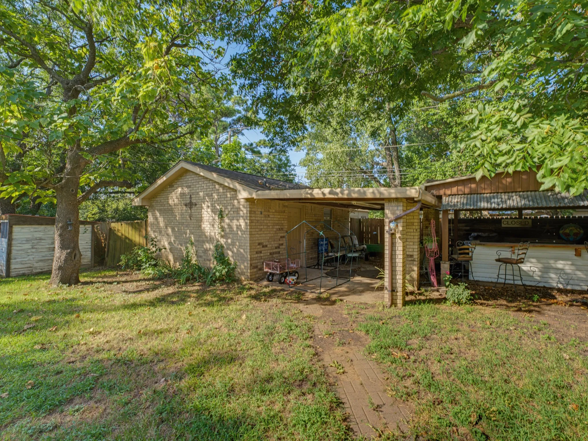 Single Family Residence For Sale in Montague County , 702 Preston Street, Bowie, Texas 76230, 3 Bedroom, 2 Bathroom, 2 Garage spaces, 1,676 Sqft, built in 1975, mls#21340412, Real Estate Agent in Bowie, Homes For Sale in Montague county, Homes For Sale in Bowie, Realtor in Bowie Texas, Real Estate Brokerage Independent Realty Texas, Luminita Cordes Realtor