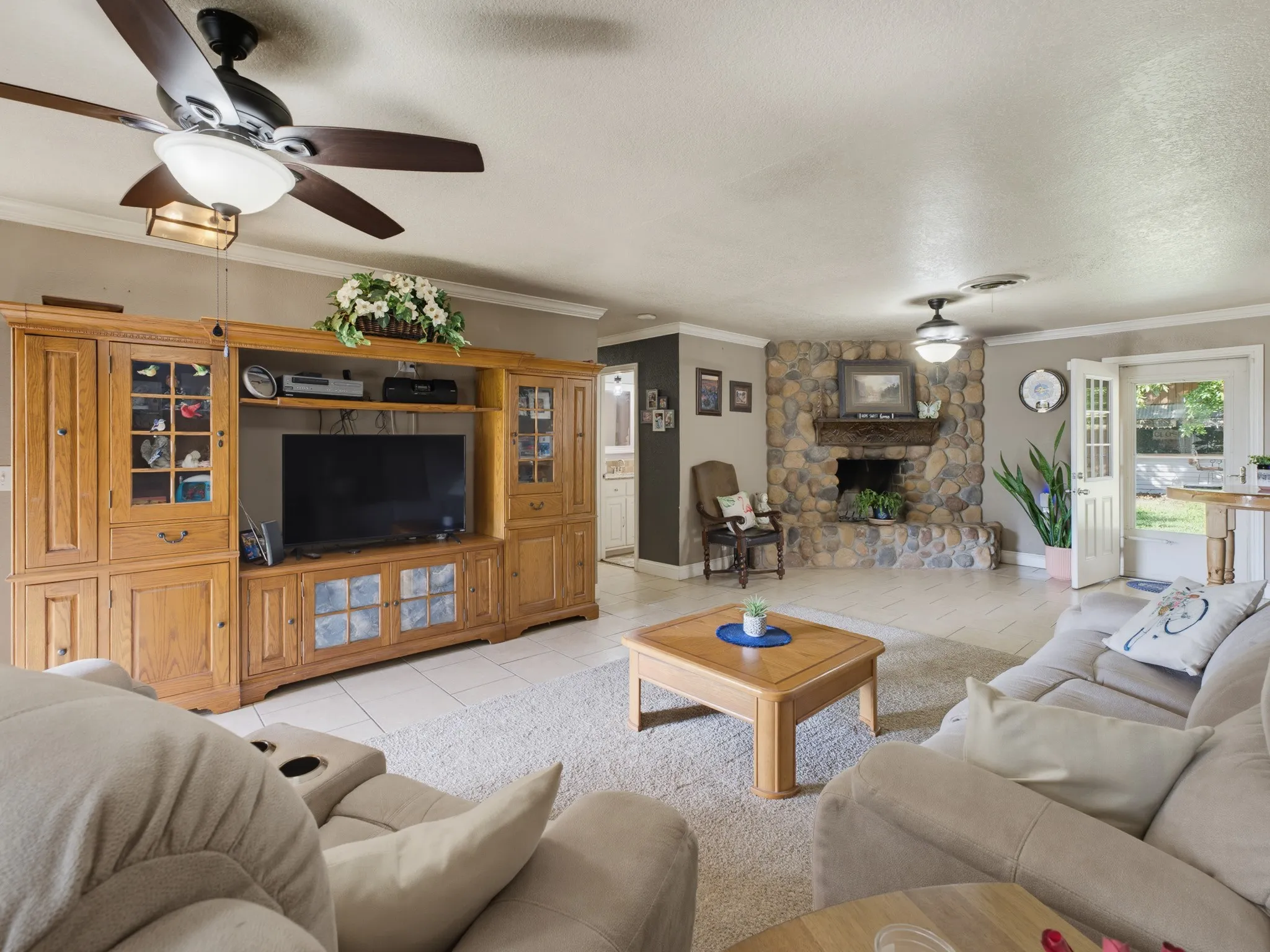 Single Family Residence For Sale in Montague County , 702 Preston Street, Bowie, Texas 76230, 3 Bedroom, 2 Bathroom, 2 Garage spaces, 1,676 Sqft, built in 1975, mls#21340412, Real Estate Agent in Bowie, Homes For Sale in Montague county, Homes For Sale in Bowie, Realtor in Bowie Texas, Real Estate Brokerage Independent Realty Texas, Luminita Cordes Realtor