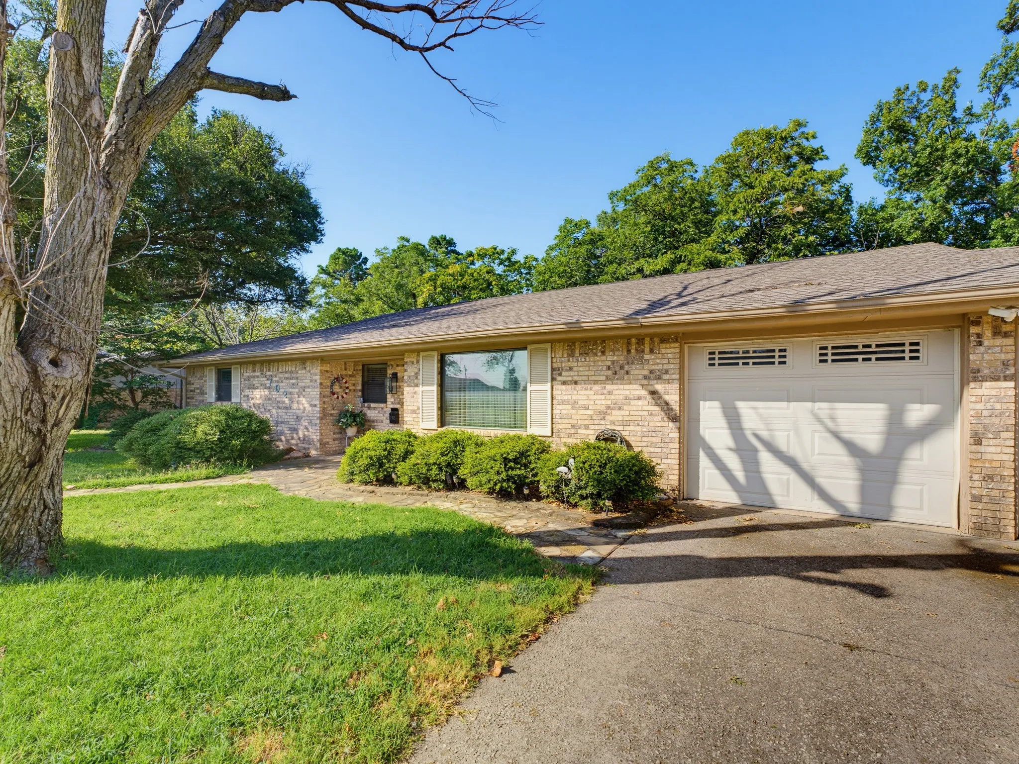 Single Family Residence For Sale in Montague County , 702 Preston Street, Bowie, Texas 76230, 3 Bedroom, 2 Bathroom, 2 Garage spaces, 1,676 Sqft, built in 1975, mls#21340412, Real Estate Agent in Bowie, Homes For Sale in Montague county, Homes For Sale in Bowie, Realtor in Bowie Texas, Real Estate Brokerage Independent Realty Texas, Luminita Cordes Realtor