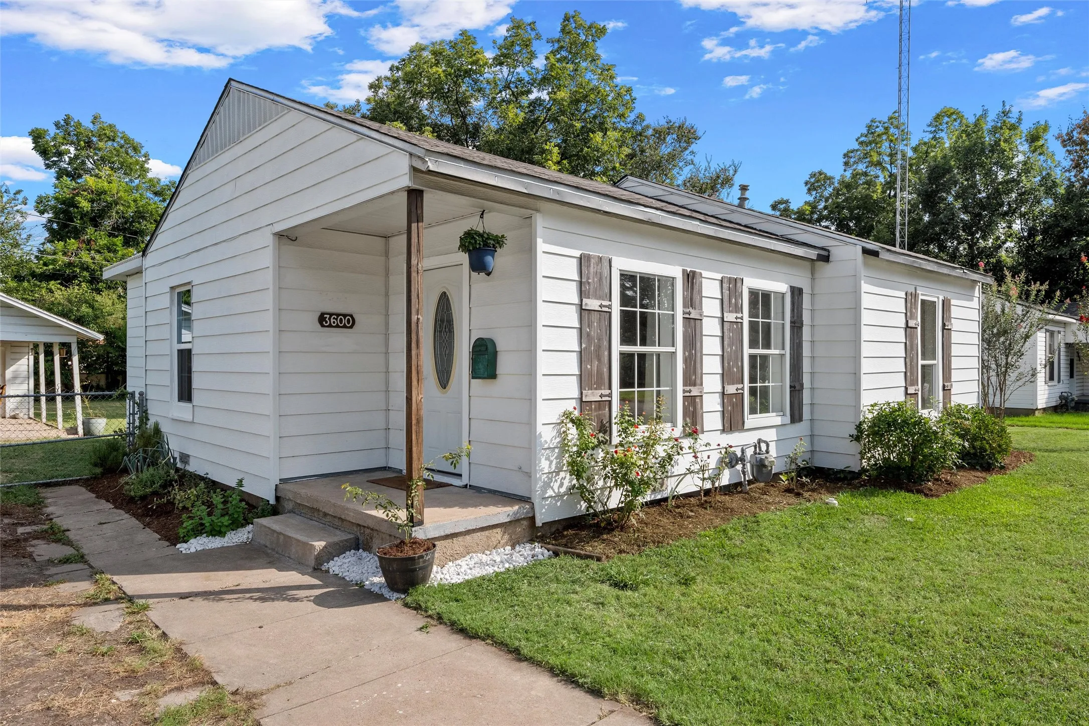 Single Family Residence For Sale in Mc Lennan County , 3600 Cumberland Avenue, Waco, Texas 76707, 3 Bedroom, 1 Bathroom, Garage spaces, 1,032 Sqft, built in 1950, mls#21341290, Real Estate Agent in Waco, Homes For Sale in Mc Lennan county, Homes For Sale in Waco, Realtor in Waco Texas, Real Estate Brokerage Independent Realty Texas, Luminita Cordes Realtor