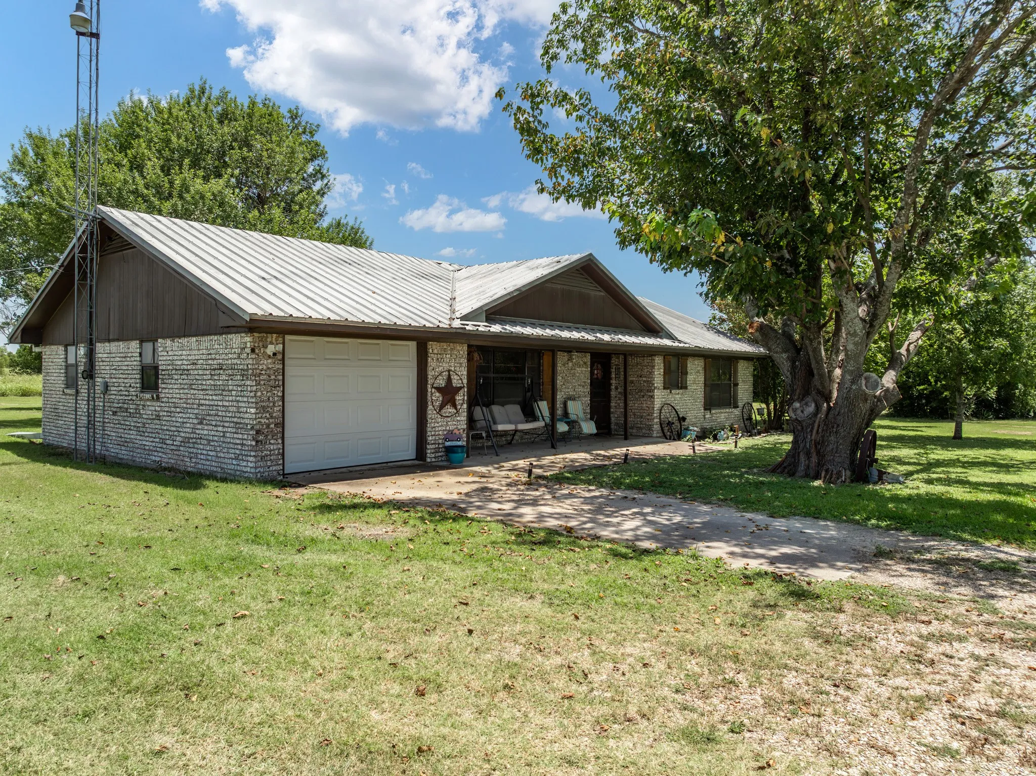 Single Family Residence For Sale in Falls County , 188 County Road 345, Rosebud, Texas 76570, 3 Bedroom, 2 Bathroom, 1 Garage spaces, 1,782 Sqft, built in 1977, Price $460,000, mls#21341289, Real Estate Agent in Rosebud, Homes For Sale in Falls county, Homes For Sale in Rosebud, Realtor in Rosebud Texas, Real Estate Brokerage Independent Realty Texas, Luminita Cordes Realtor