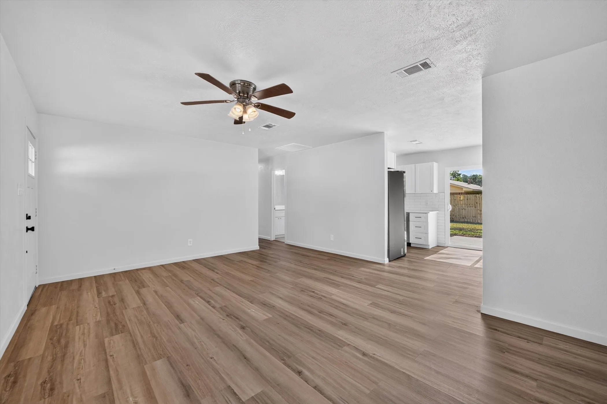 Single Family Residence For Sale in Denton County , 900 S 3rd Street, Sanger, Texas 76266, 3 Bedroom, 2 Bathroom, 2 Garage spaces, 1,100 Sqft, built in 1984, mls#21341216, Real Estate Agent in Sanger, Homes For Sale in Denton county, Homes For Sale in Sanger, Realtor in Sanger Texas, Real Estate Brokerage Independent Realty Texas, Luminita Cordes Realtor