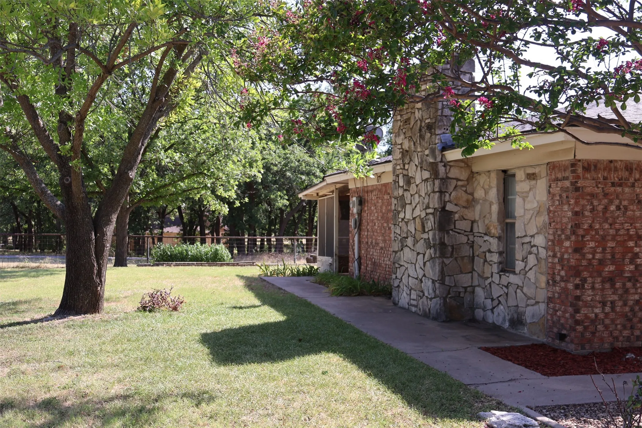 Single Family Residence For Sale in Hood County , 4315 Waples Road, Granbury, Texas 76049, 3 Bedroom, 2 Bathroom, 1 Garage spaces, 1,948 Sqft, built in 1972, mls#21333216, Real Estate Agent in Granbury, Homes For Sale in Hood county, Homes For Sale in Granbury, Realtor in Granbury Texas, Real Estate Brokerage Independent Realty Texas, Luminita Cordes Realtor