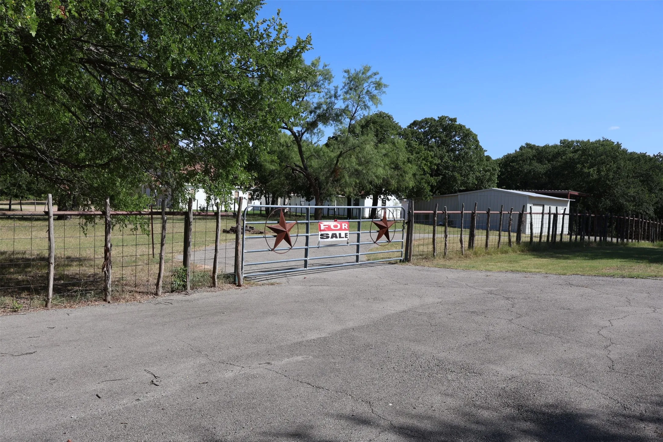 Single Family Residence For Sale in Hood County , 4315 Waples Road, Granbury, Texas 76049, 3 Bedroom, 2 Bathroom, 1 Garage spaces, 1,948 Sqft, built in 1972, mls#21333216, Real Estate Agent in Granbury, Homes For Sale in Hood county, Homes For Sale in Granbury, Realtor in Granbury Texas, Real Estate Brokerage Independent Realty Texas, Luminita Cordes Realtor