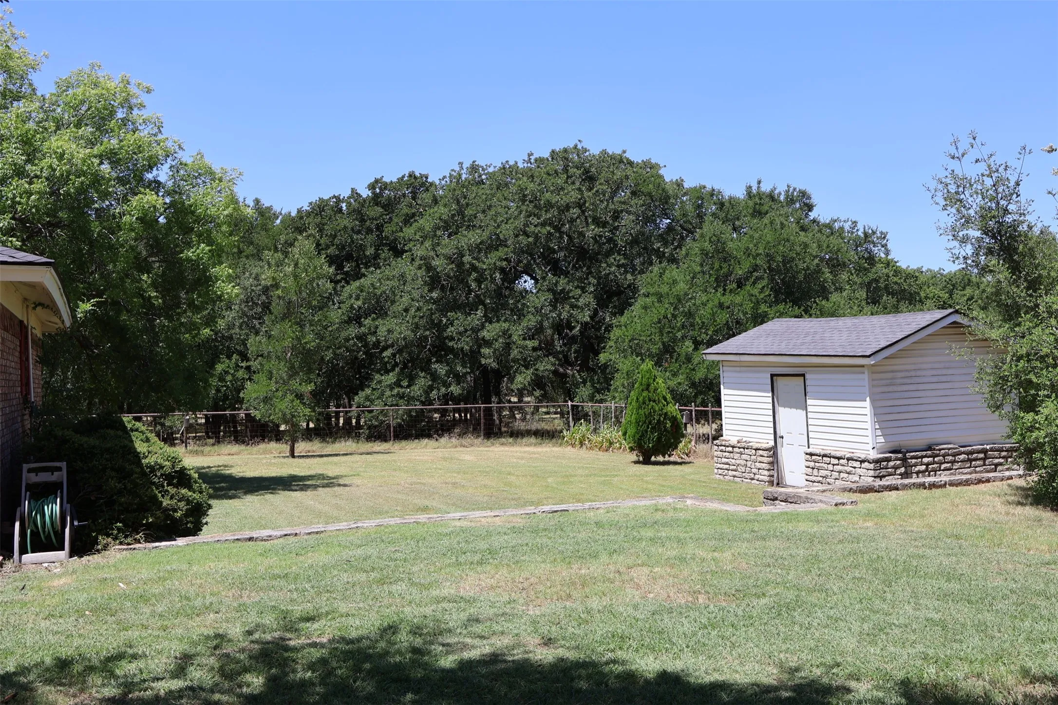 Single Family Residence For Sale in Hood County , 4315 Waples Road, Granbury, Texas 76049, 3 Bedroom, 2 Bathroom, 1 Garage spaces, 1,948 Sqft, built in 1972, mls#21333216, Real Estate Agent in Granbury, Homes For Sale in Hood county, Homes For Sale in Granbury, Realtor in Granbury Texas, Real Estate Brokerage Independent Realty Texas, Luminita Cordes Realtor