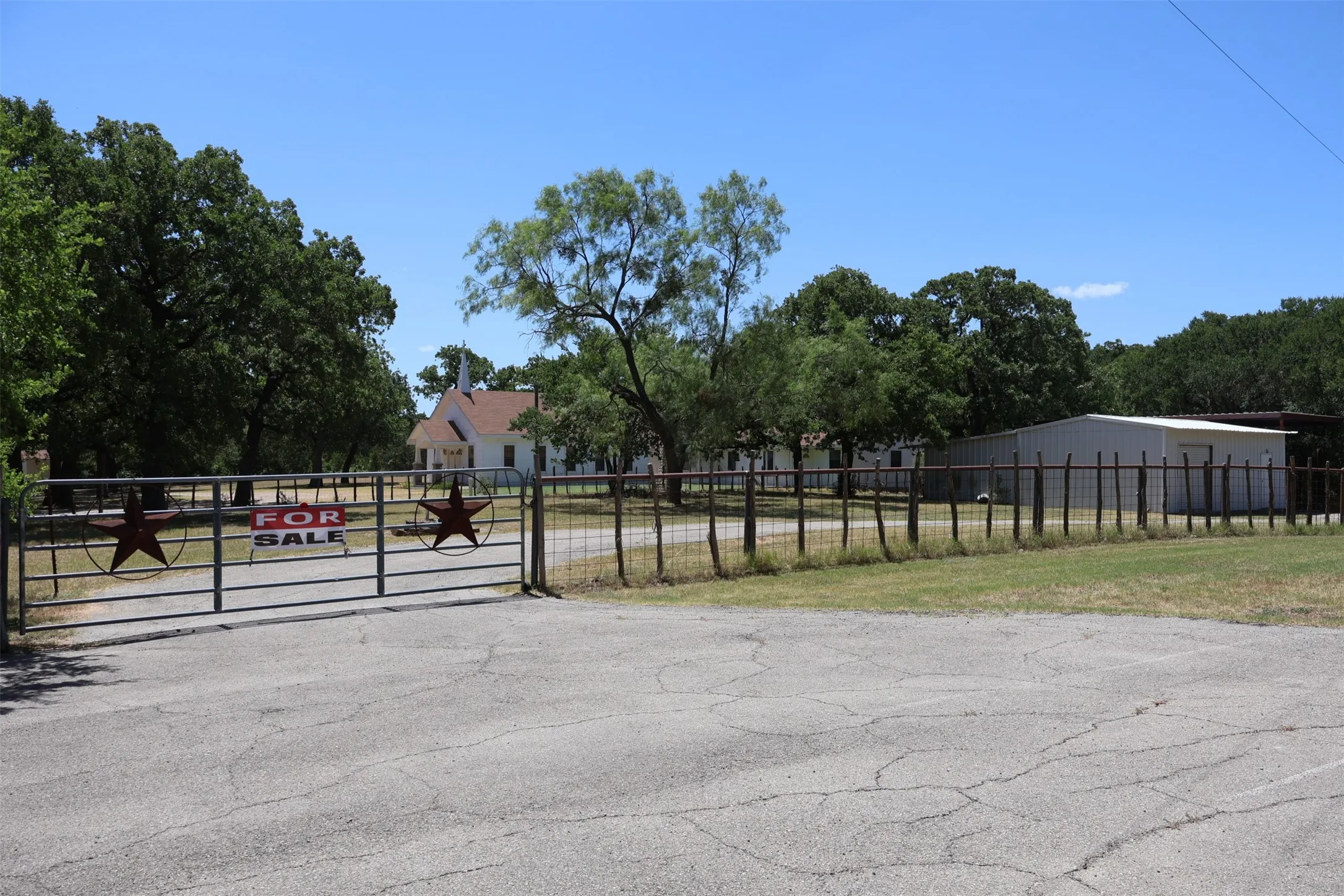 Single Family Residence For Sale in Hood County , 4315 Waples Road, Granbury, Texas 76049, 3 Bedroom, 2 Bathroom, 1 Garage spaces, 1,948 Sqft, built in 1972, mls#21333216, Real Estate Agent in Granbury, Homes For Sale in Hood county, Homes For Sale in Granbury, Realtor in Granbury Texas, Real Estate Brokerage Independent Realty Texas, Luminita Cordes Realtor
