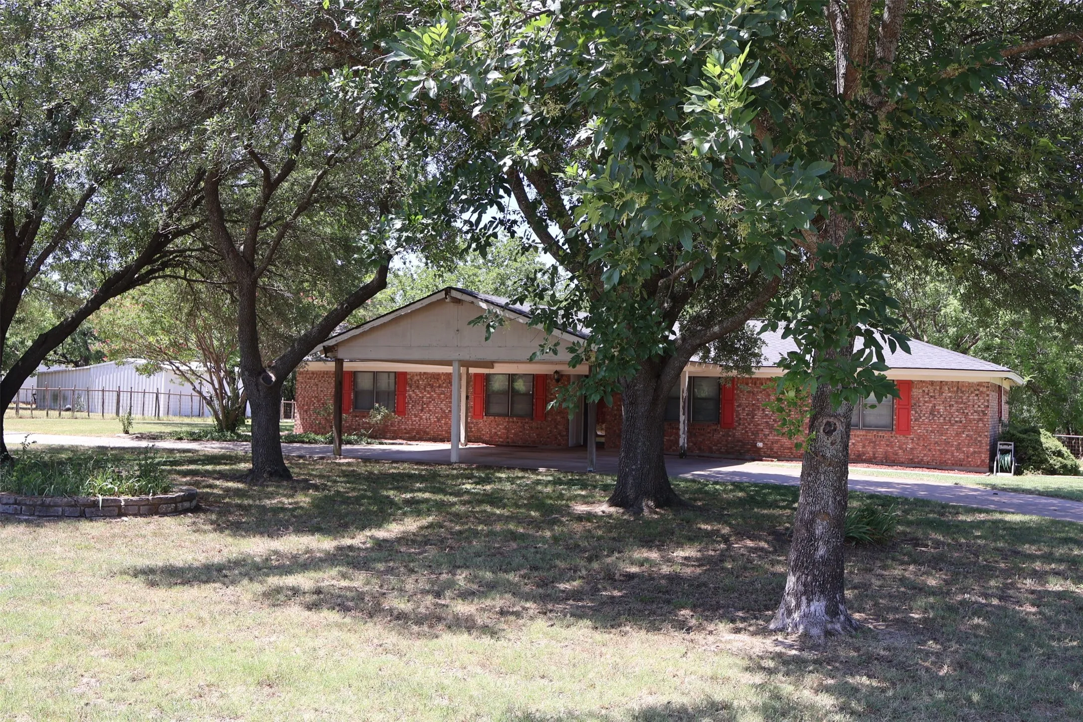 Single Family Residence For Sale in Hood County , 4315 Waples Road, Granbury, Texas 76049, 3 Bedroom, 2 Bathroom, 1 Garage spaces, 1,948 Sqft, built in 1972, mls#21333216, Real Estate Agent in Granbury, Homes For Sale in Hood county, Homes For Sale in Granbury, Realtor in Granbury Texas, Real Estate Brokerage Independent Realty Texas, Luminita Cordes Realtor