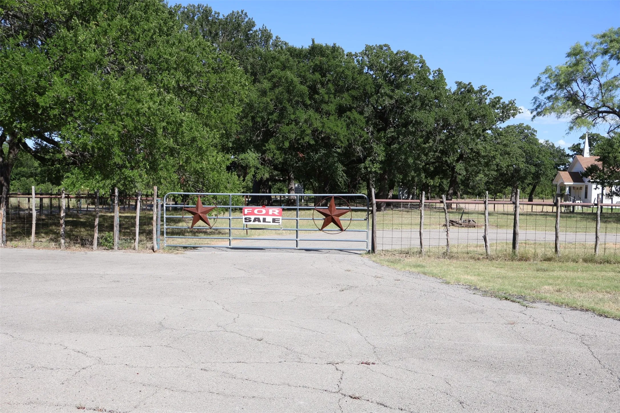 Single Family Residence For Sale in Hood County , 4315 Waples Road, Granbury, Texas 76049, 3 Bedroom, 2 Bathroom, 1 Garage spaces, 1,948 Sqft, built in 1972, mls#21333216, Real Estate Agent in Granbury, Homes For Sale in Hood county, Homes For Sale in Granbury, Realtor in Granbury Texas, Real Estate Brokerage Independent Realty Texas, Luminita Cordes Realtor