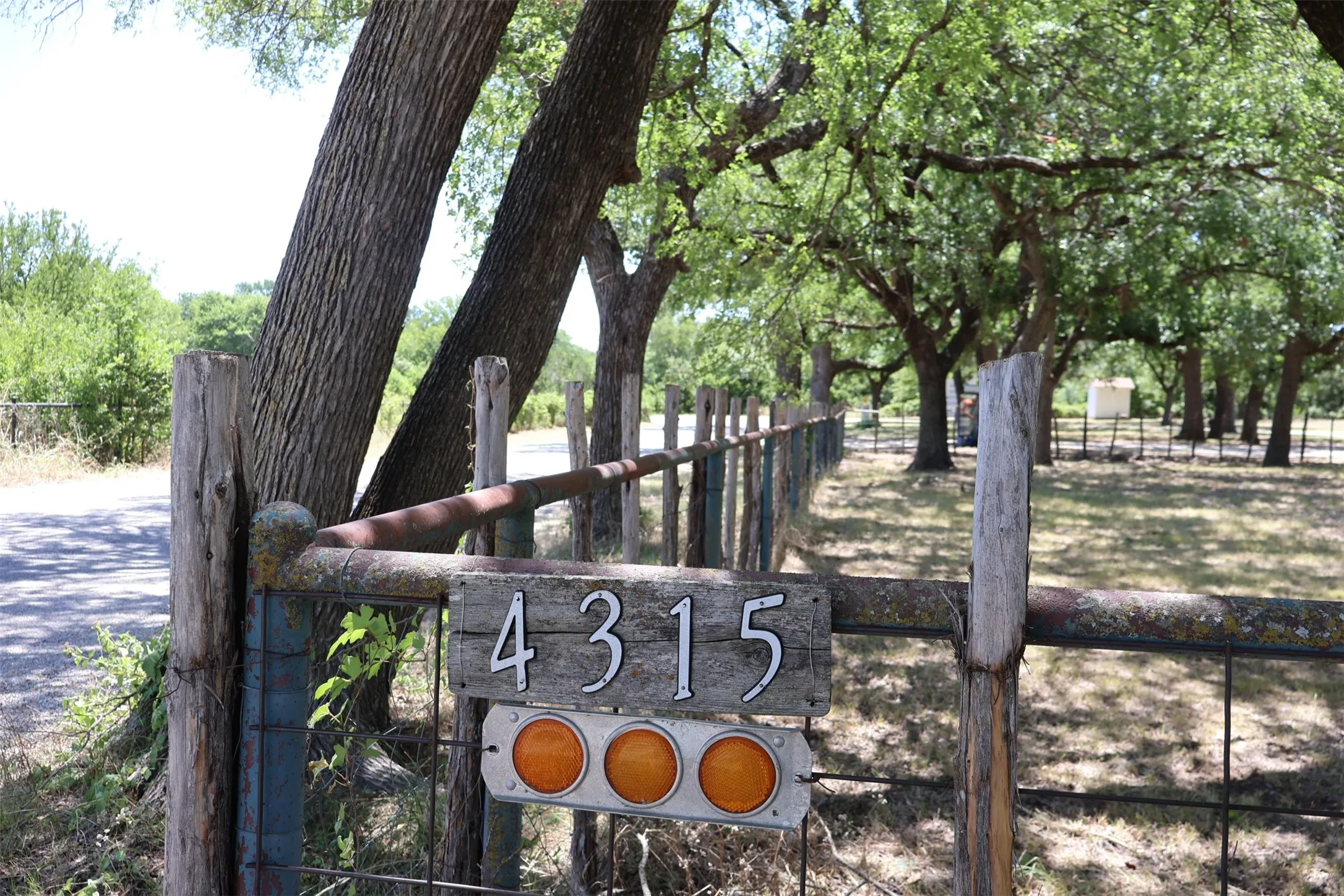 Single Family Residence For Sale in Hood County , 4315 Waples Road, Granbury, Texas 76049, 3 Bedroom, 2 Bathroom, 1 Garage spaces, 1,948 Sqft, built in 1972, mls#21333216, Real Estate Agent in Granbury, Homes For Sale in Hood county, Homes For Sale in Granbury, Realtor in Granbury Texas, Real Estate Brokerage Independent Realty Texas, Luminita Cordes Realtor