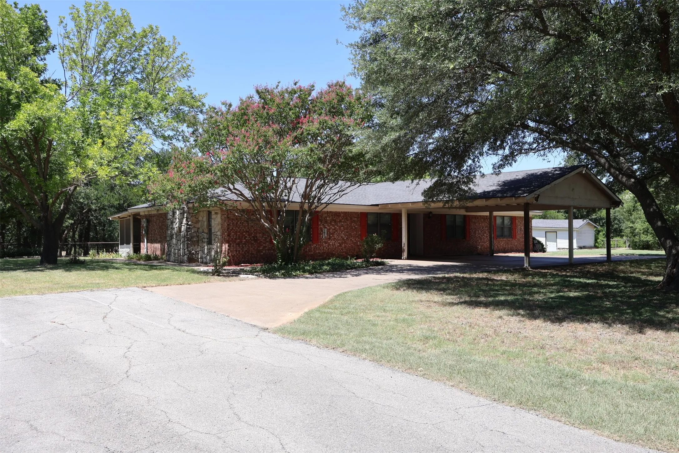 Single Family Residence For Sale in Hood County , 4315 Waples Road, Granbury, Texas 76049, 3 Bedroom, 2 Bathroom, 1 Garage spaces, 1,948 Sqft, built in 1972, mls#21333216, Real Estate Agent in Granbury, Homes For Sale in Hood county, Homes For Sale in Granbury, Realtor in Granbury Texas, Real Estate Brokerage Independent Realty Texas, Luminita Cordes Realtor