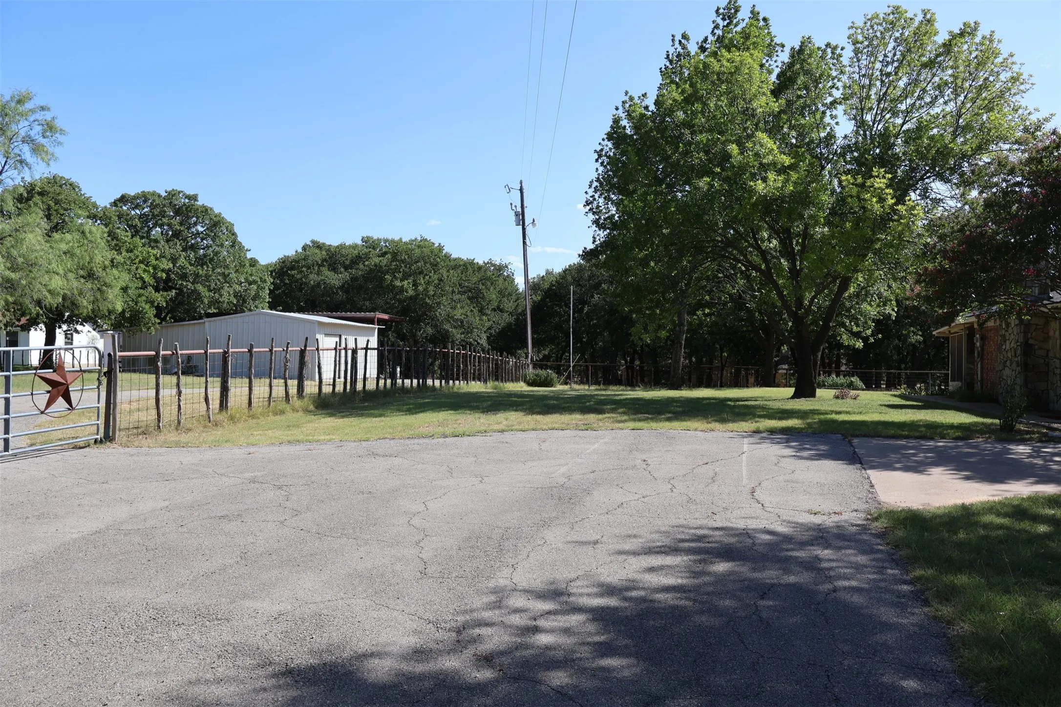 Single Family Residence For Sale in Hood County , 4315 Waples Road, Granbury, Texas 76049, 3 Bedroom, 2 Bathroom, 1 Garage spaces, 1,948 Sqft, built in 1972, mls#21333216, Real Estate Agent in Granbury, Homes For Sale in Hood county, Homes For Sale in Granbury, Realtor in Granbury Texas, Real Estate Brokerage Independent Realty Texas, Luminita Cordes Realtor