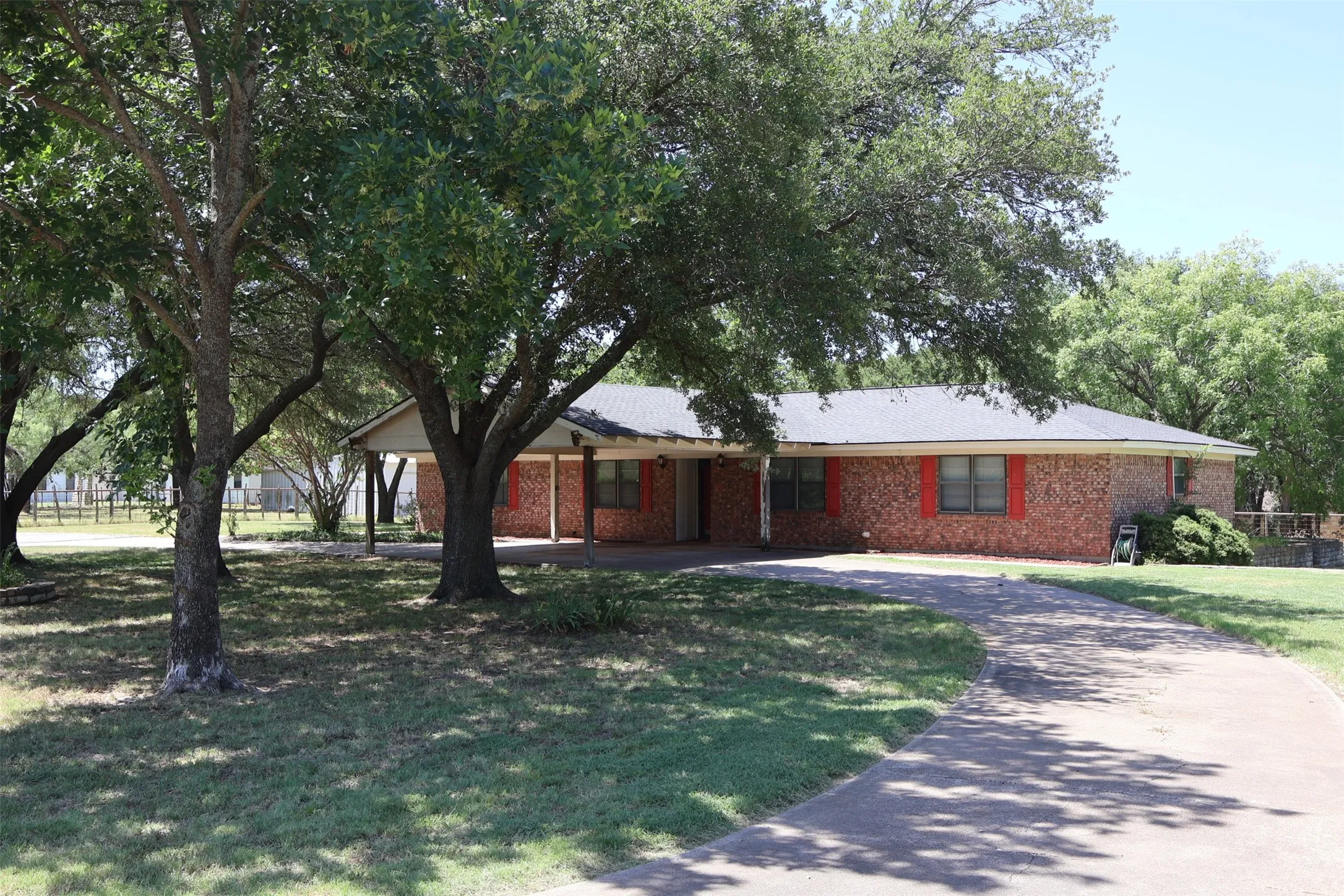 Single Family Residence For Sale in Hood County , 4315 Waples Road, Granbury, Texas 76049, 3 Bedroom, 2 Bathroom, 1 Garage spaces, 1,948 Sqft, built in 1972, mls#21333216, Real Estate Agent in Granbury, Homes For Sale in Hood county, Homes For Sale in Granbury, Realtor in Granbury Texas, Real Estate Brokerage Independent Realty Texas, Luminita Cordes Realtor