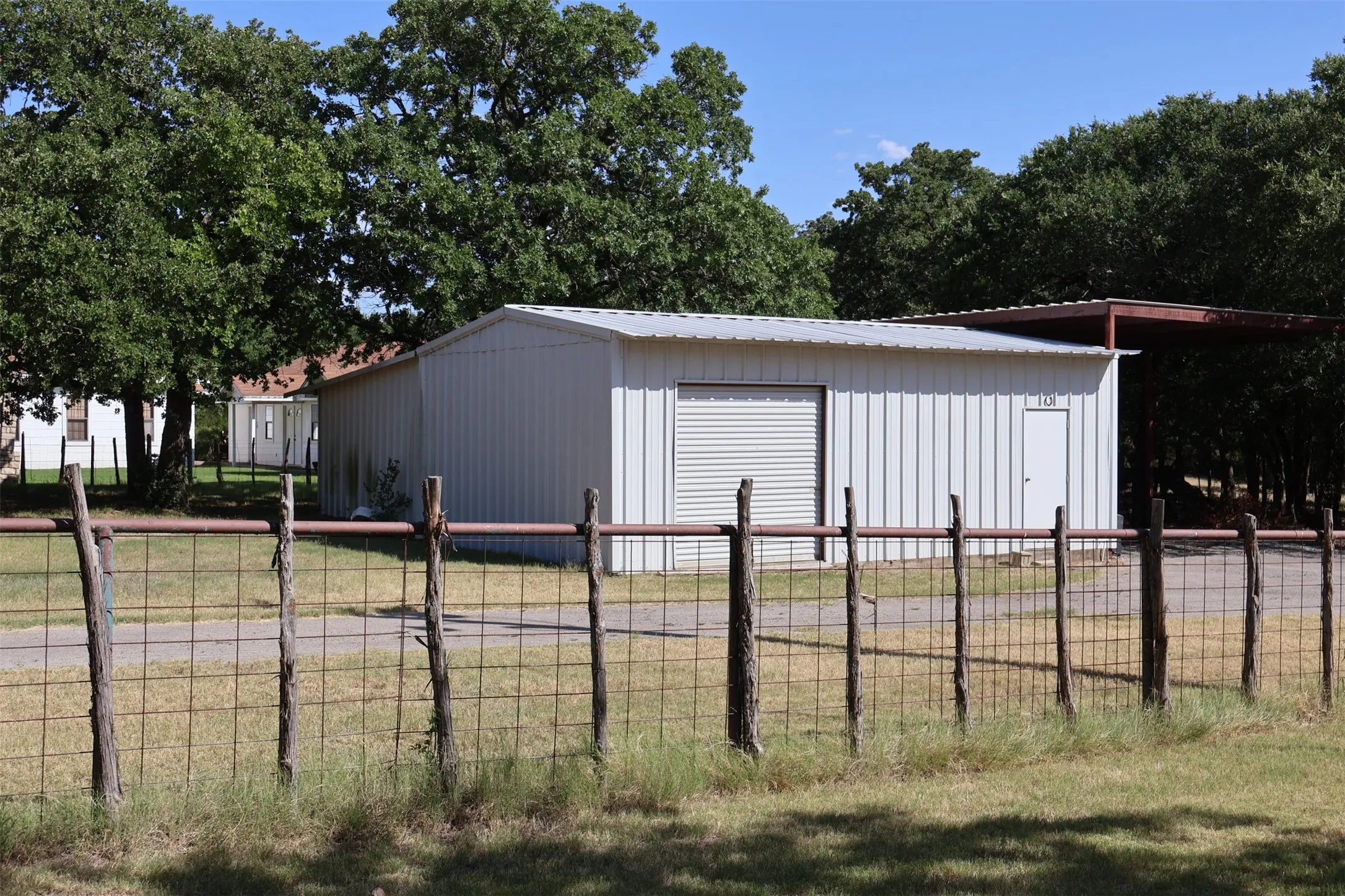 Single Family Residence For Sale in Hood County , 4315 Waples Road, Granbury, Texas 76049, 3 Bedroom, 2 Bathroom, 1 Garage spaces, 1,948 Sqft, built in 1972, mls#21333216, Real Estate Agent in Granbury, Homes For Sale in Hood county, Homes For Sale in Granbury, Realtor in Granbury Texas, Real Estate Brokerage Independent Realty Texas, Luminita Cordes Realtor