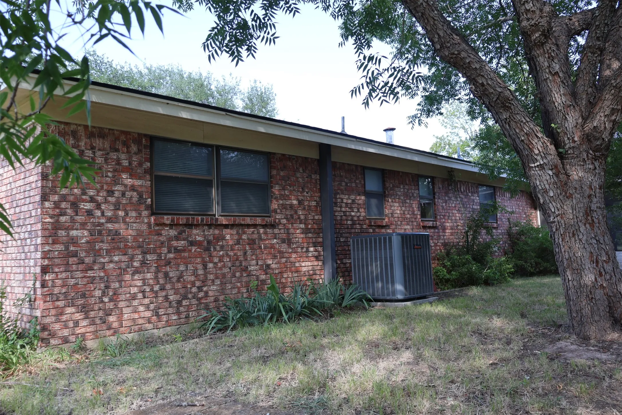 Single Family Residence For Sale in Hood County , 4315 Waples Road, Granbury, Texas 76049, 3 Bedroom, 2 Bathroom, 1 Garage spaces, 1,948 Sqft, built in 1972, mls#21333216, Real Estate Agent in Granbury, Homes For Sale in Hood county, Homes For Sale in Granbury, Realtor in Granbury Texas, Real Estate Brokerage Independent Realty Texas, Luminita Cordes Realtor